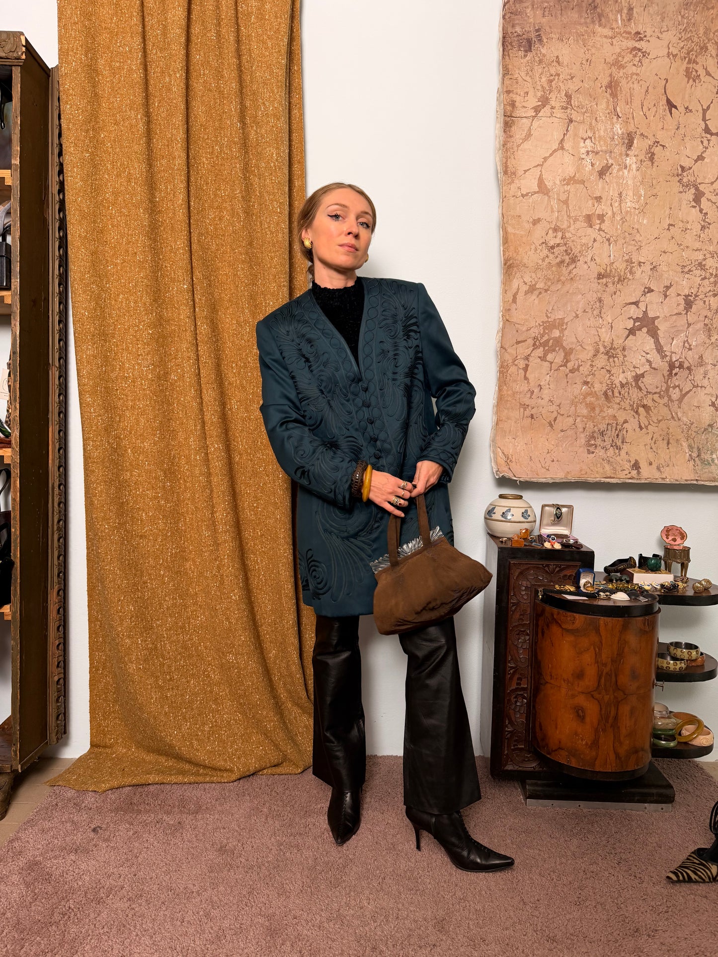 Cappotto sartoriale con ricami e bottoni ricoperti ricamati ottanio