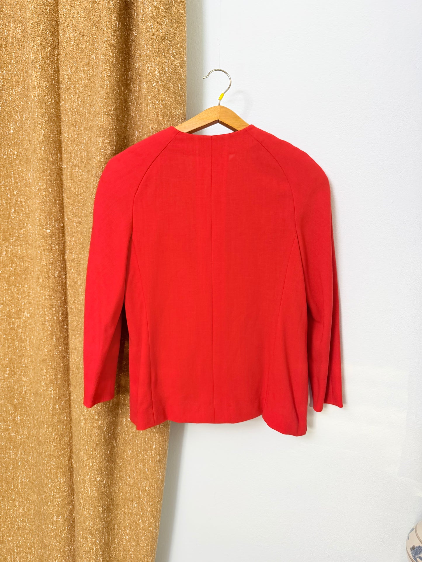 Giacca sartoriale anni 80 rossa con profili in seta e motivo ondulato davanti