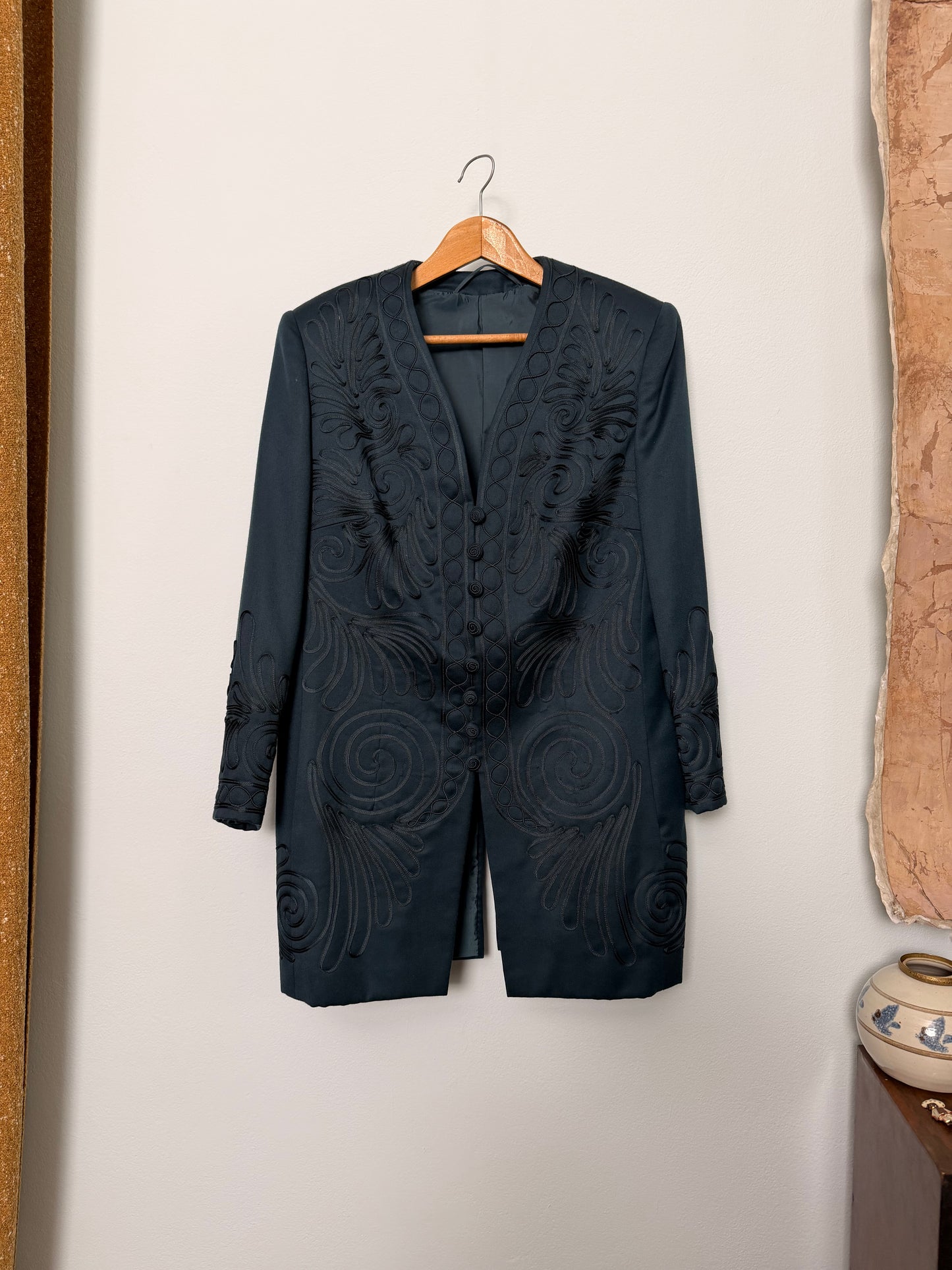 Cappotto sartoriale con ricami e bottoni ricoperti ricamati ottanio