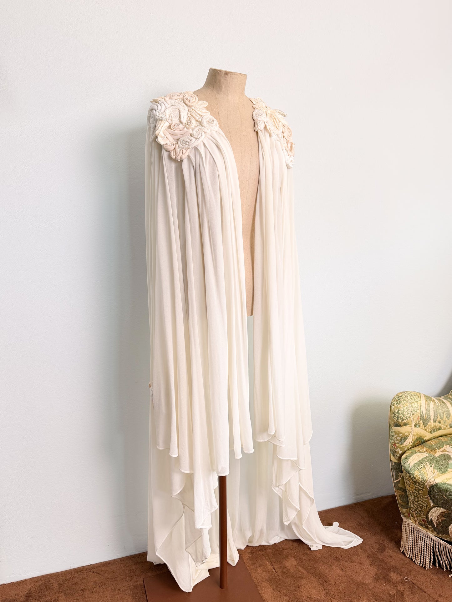 Abito da sposa con mantella