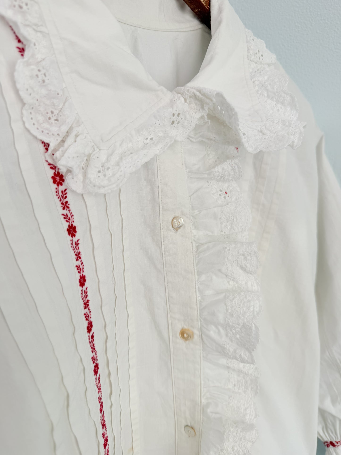 Camicia da notte antica ricamata a mano con fettucce rosse