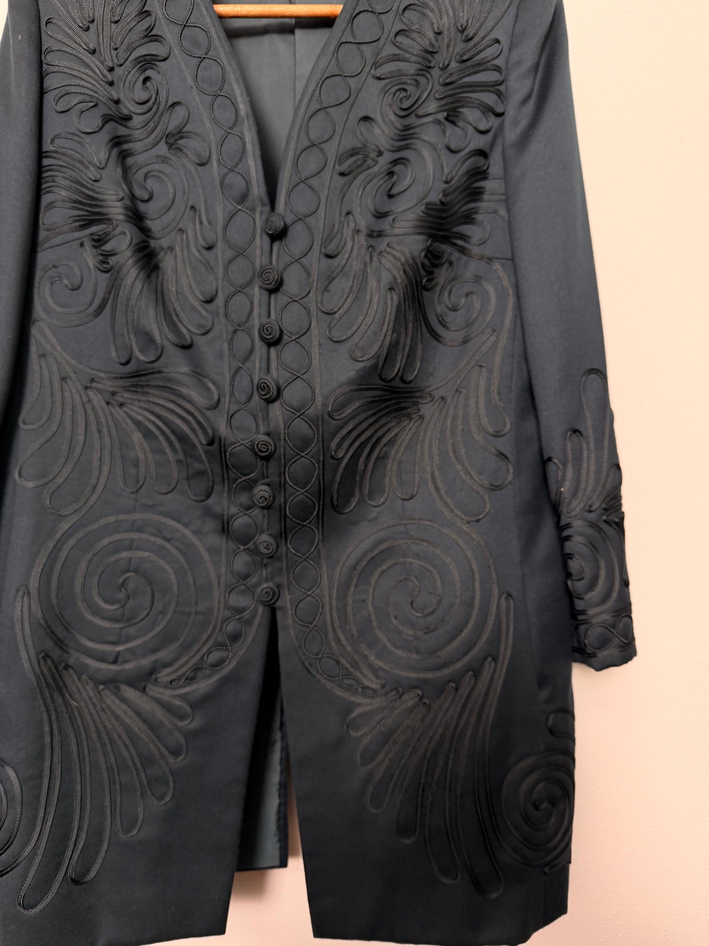 Cappotto sartoriale con ricami e bottoni ricoperti ricamati ottanio