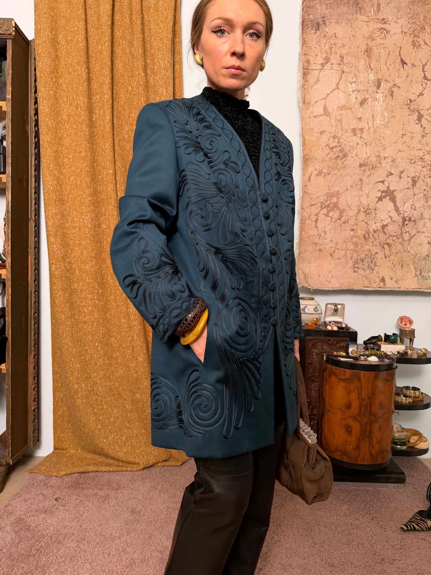 Cappotto sartoriale con ricami e bottoni ricoperti ricamati ottanio