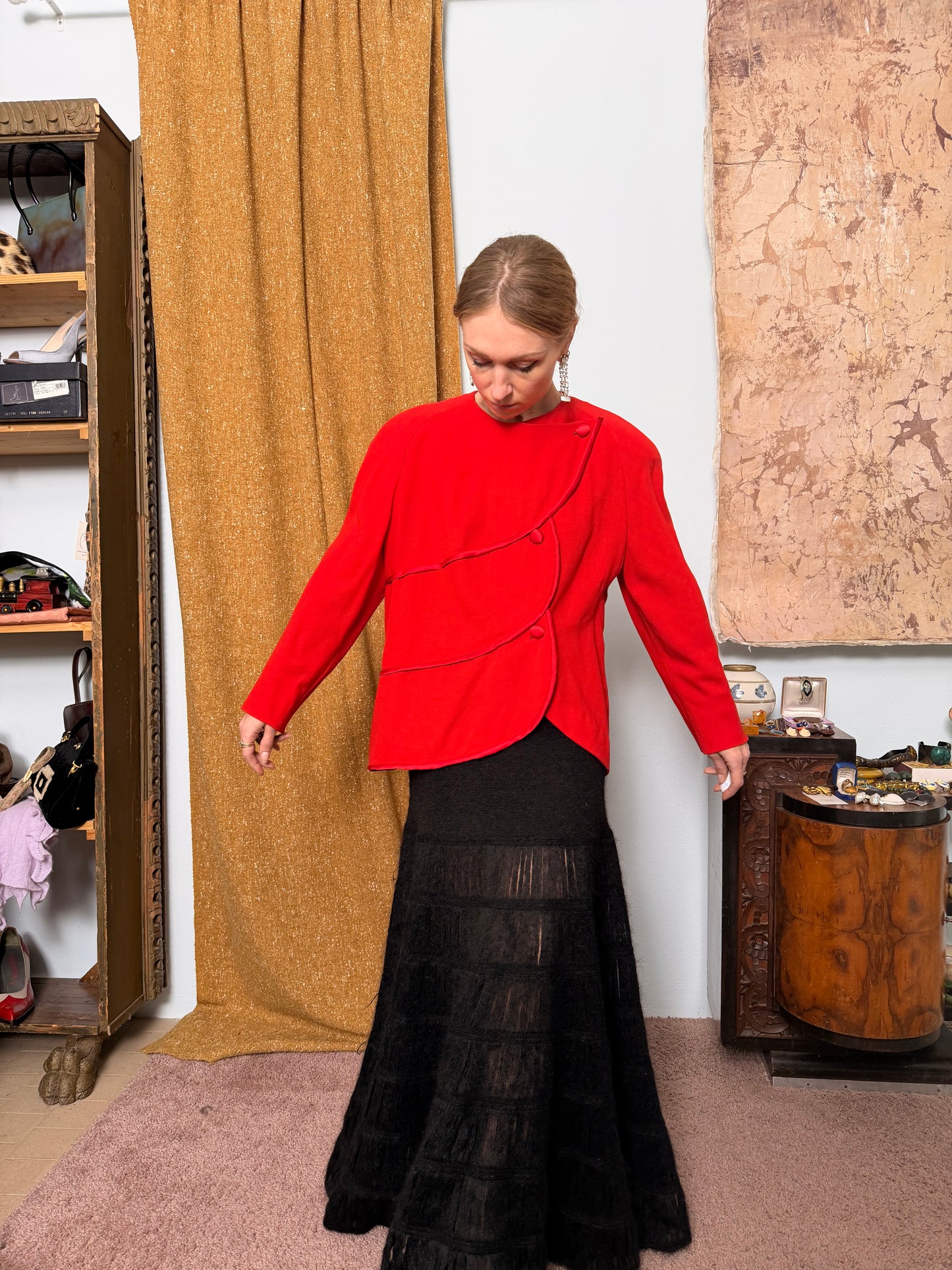 Giacca sartoriale anni 80 rossa con profili in seta e motivo ondulato davanti