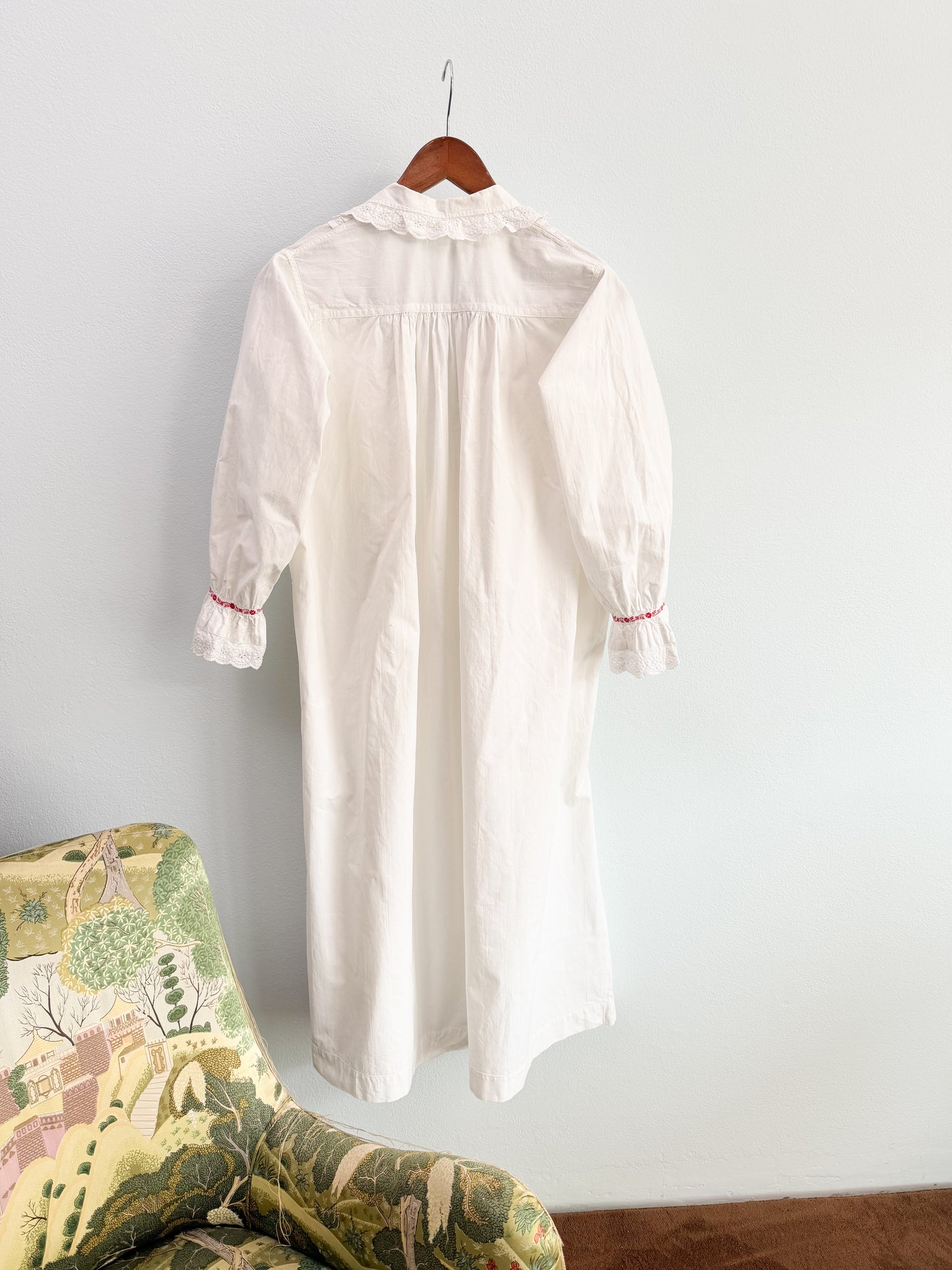Camicia da notte antica ricamata a mano con fettucce rosse