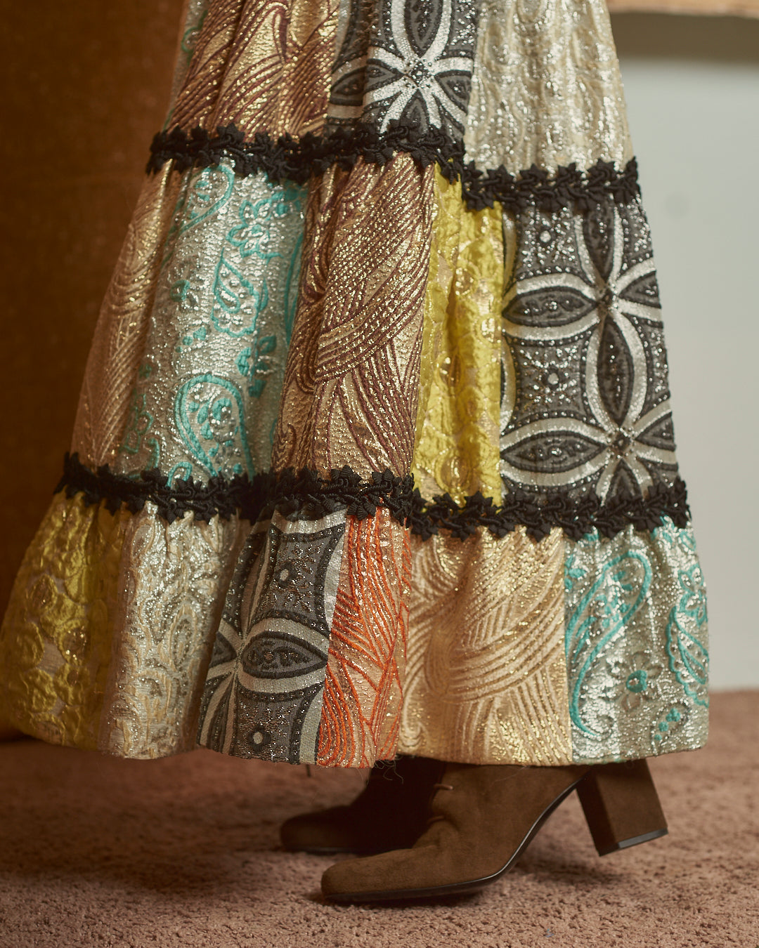 Abito in velluto e balze in broccato anni 70 sartoriale