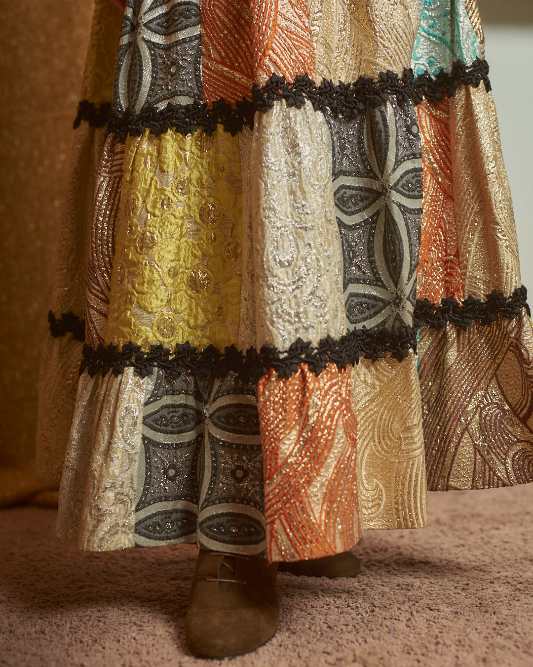 Abito in velluto e balze in broccato anni 70 sartoriale