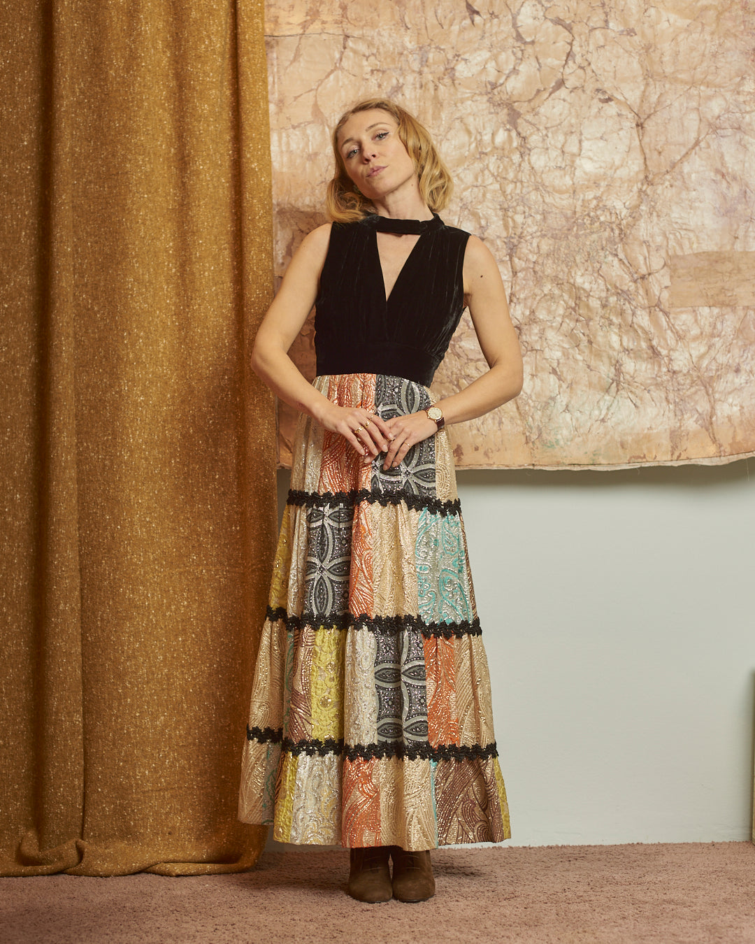 Abito in velluto e balze in broccato anni 70 sartoriale