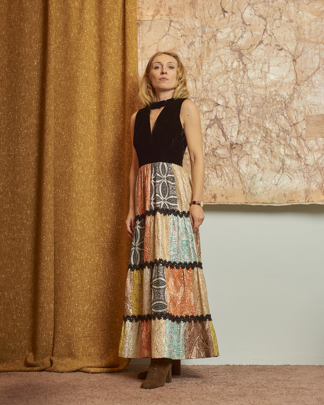 Abito in velluto e balze in broccato anni 70 sartoriale