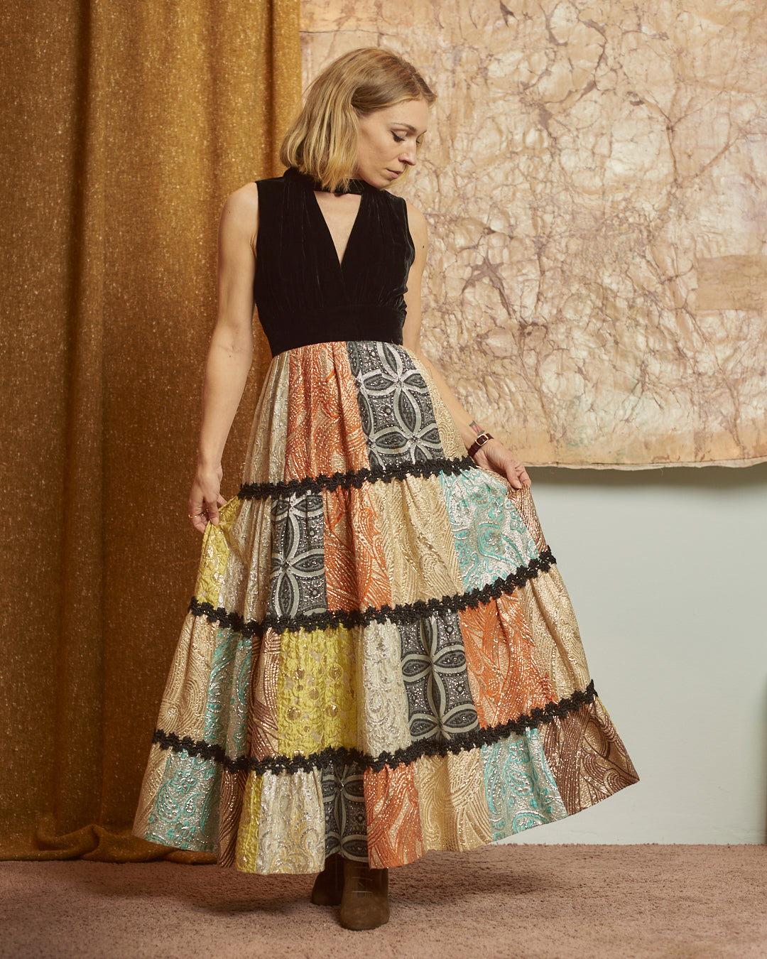 Abito in velluto e balze in broccato anni 70 sartoriale