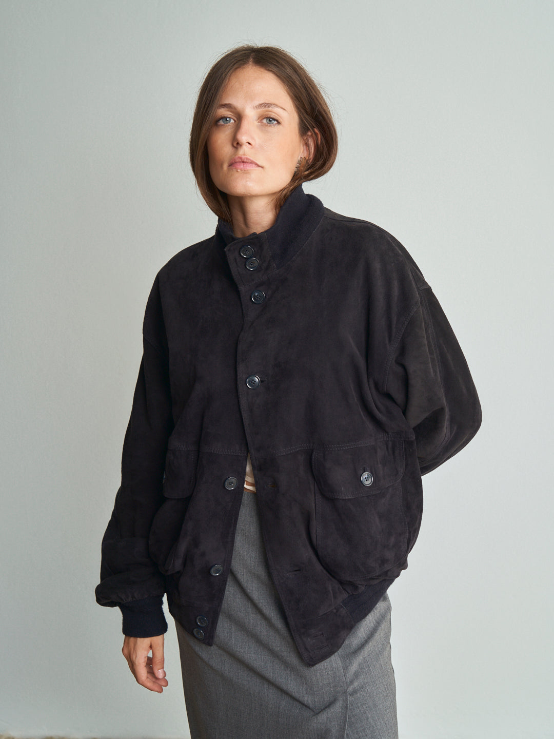 Bomber in camoscio blu con costina in lana al fondo modello maschile