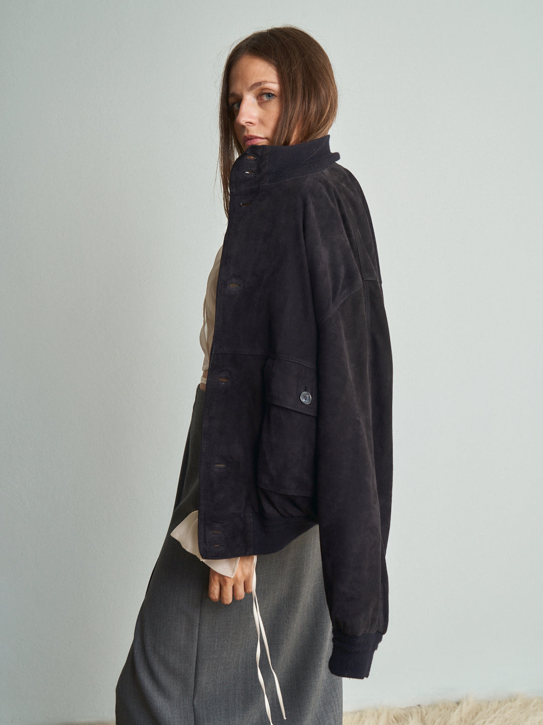 Bomber in camoscio blu con costina in lana al fondo modello maschile