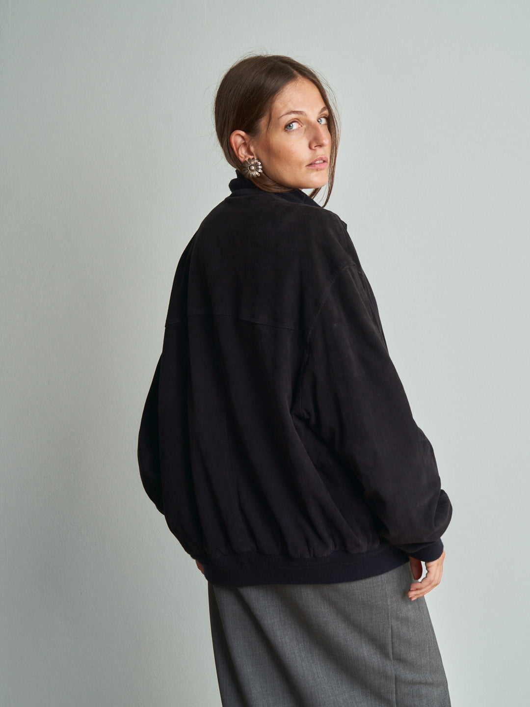 Bomber in camoscio blu con costina in lana al fondo modello maschile