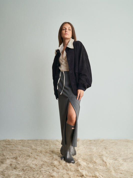 Bomber in camoscio blu con costina in lana al fondo modello maschile