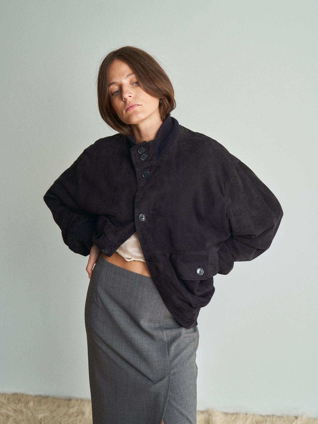 Bomber in camoscio blu con costina in lana al fondo modello maschile