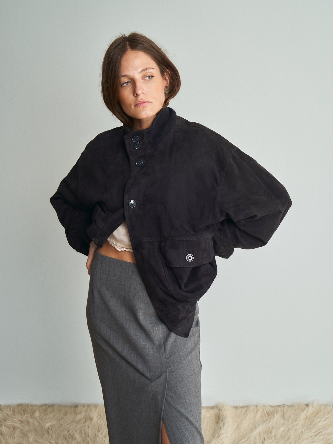 Bomber in camoscio blu con costina in lana al fondo modello maschile
