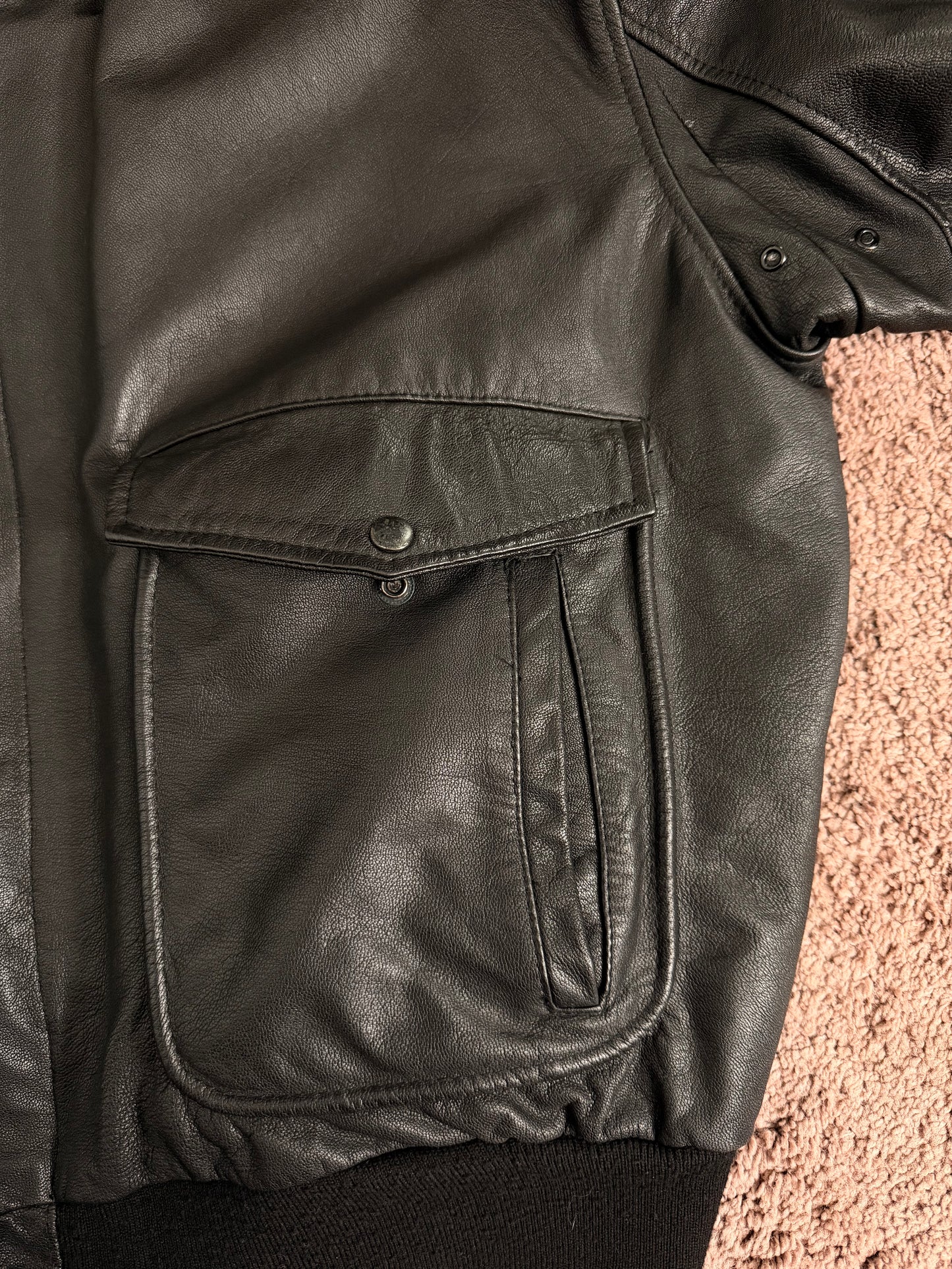 Bomber in pelle maschile con costine in lana e tasconi