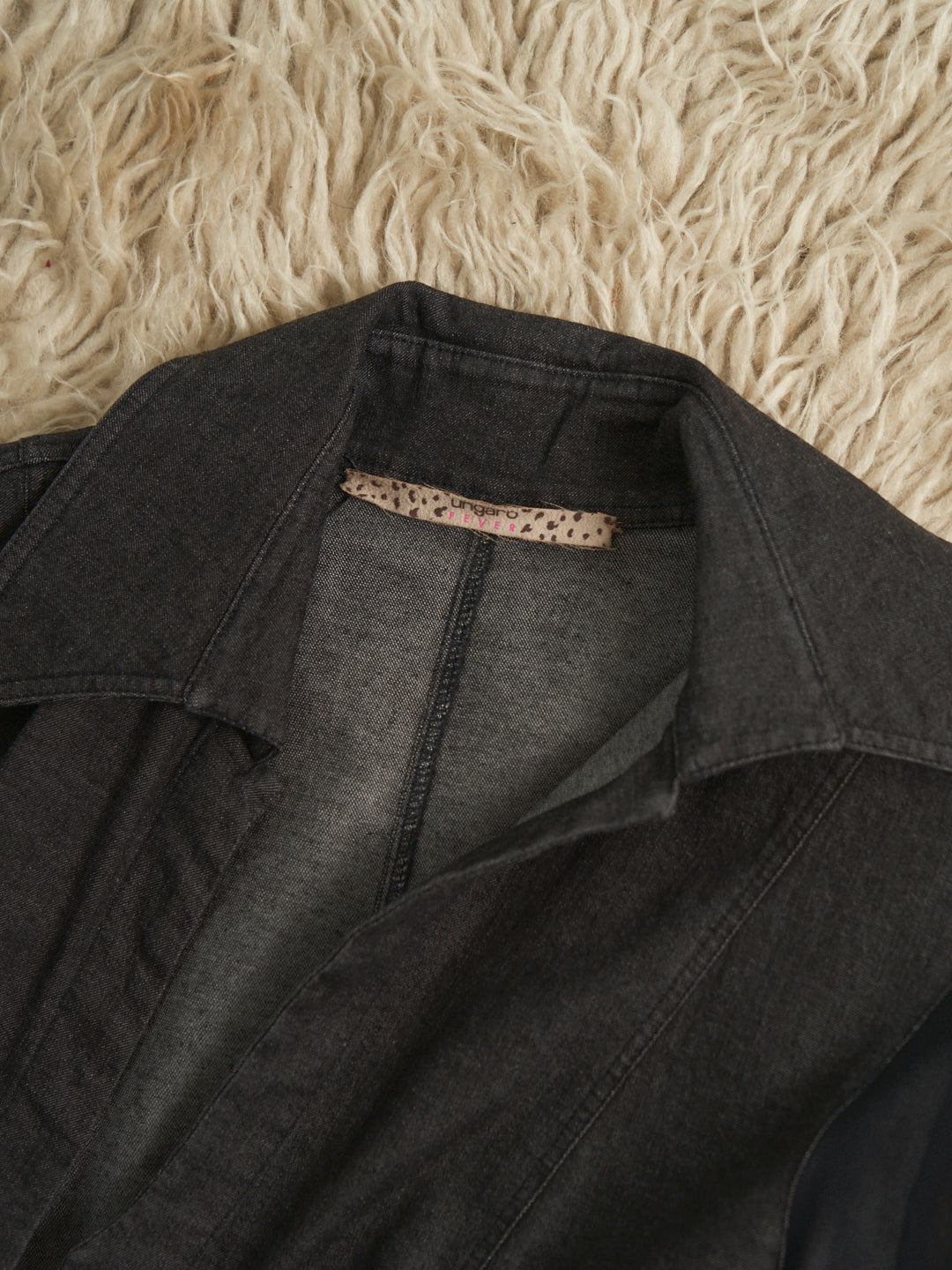 Completo in denim e seta "Ungaro fever" anni 2000 con applicazione sulla manica a foglia