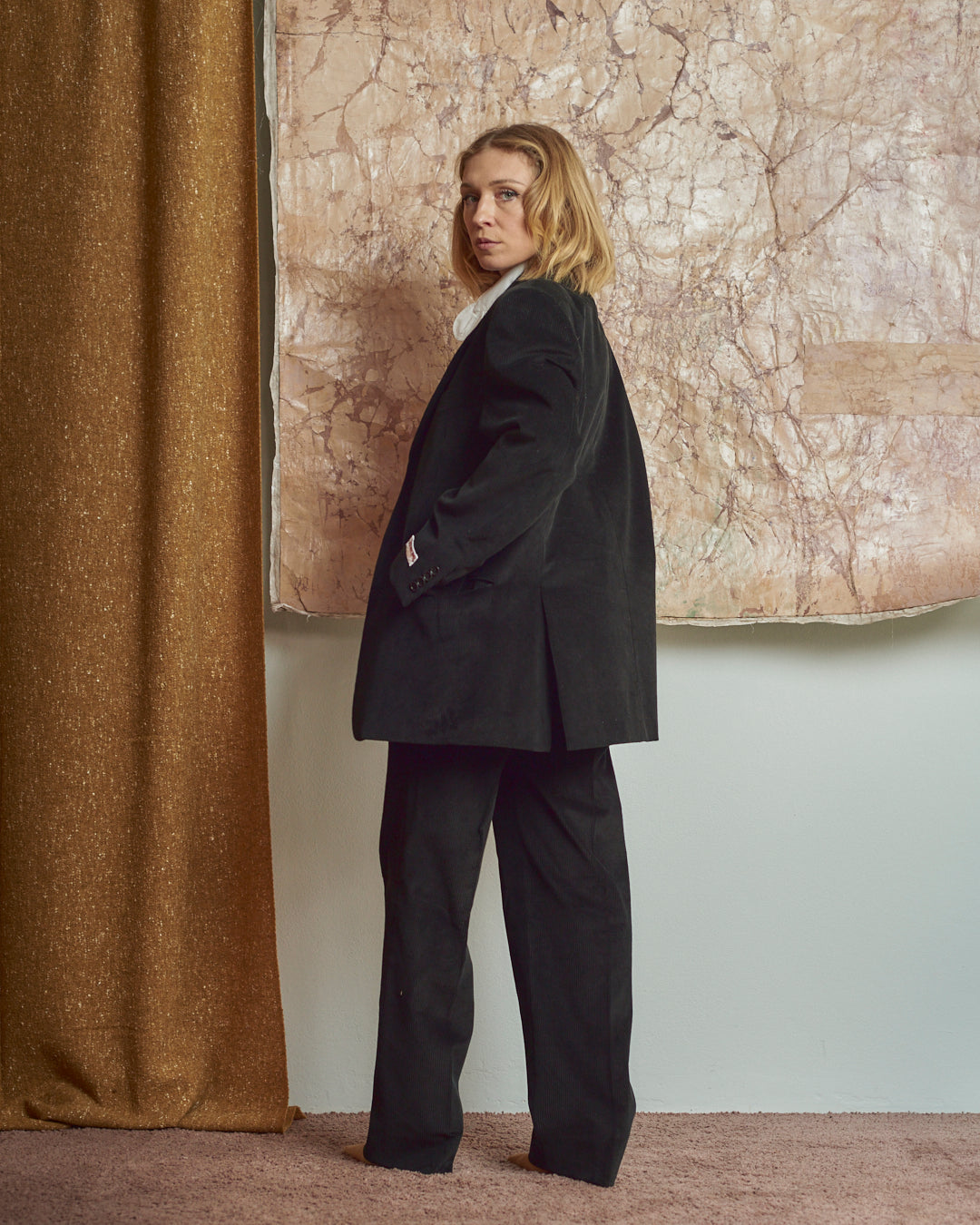 Completo maschile in velluto a coste nero