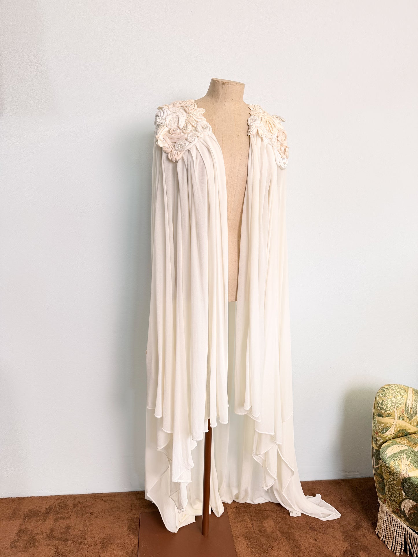 Abito da sposa con mantella
