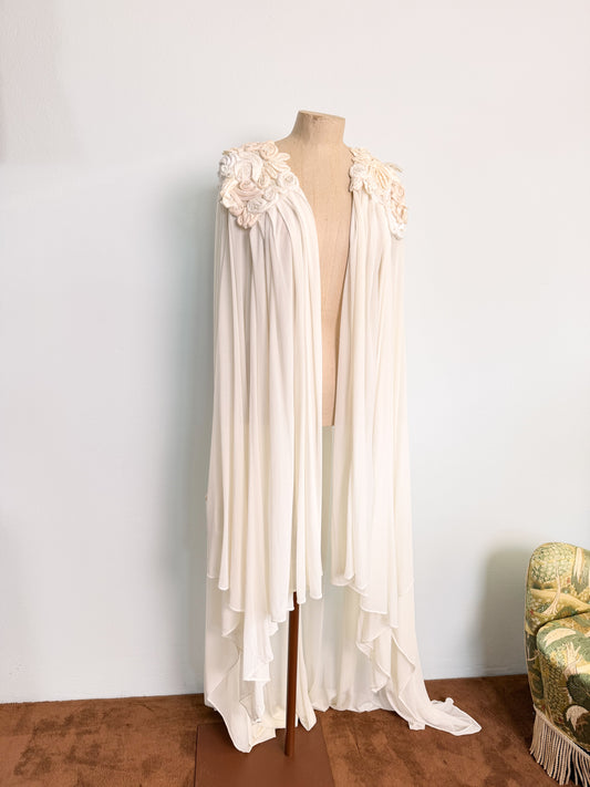Abito da sposa con mantella
