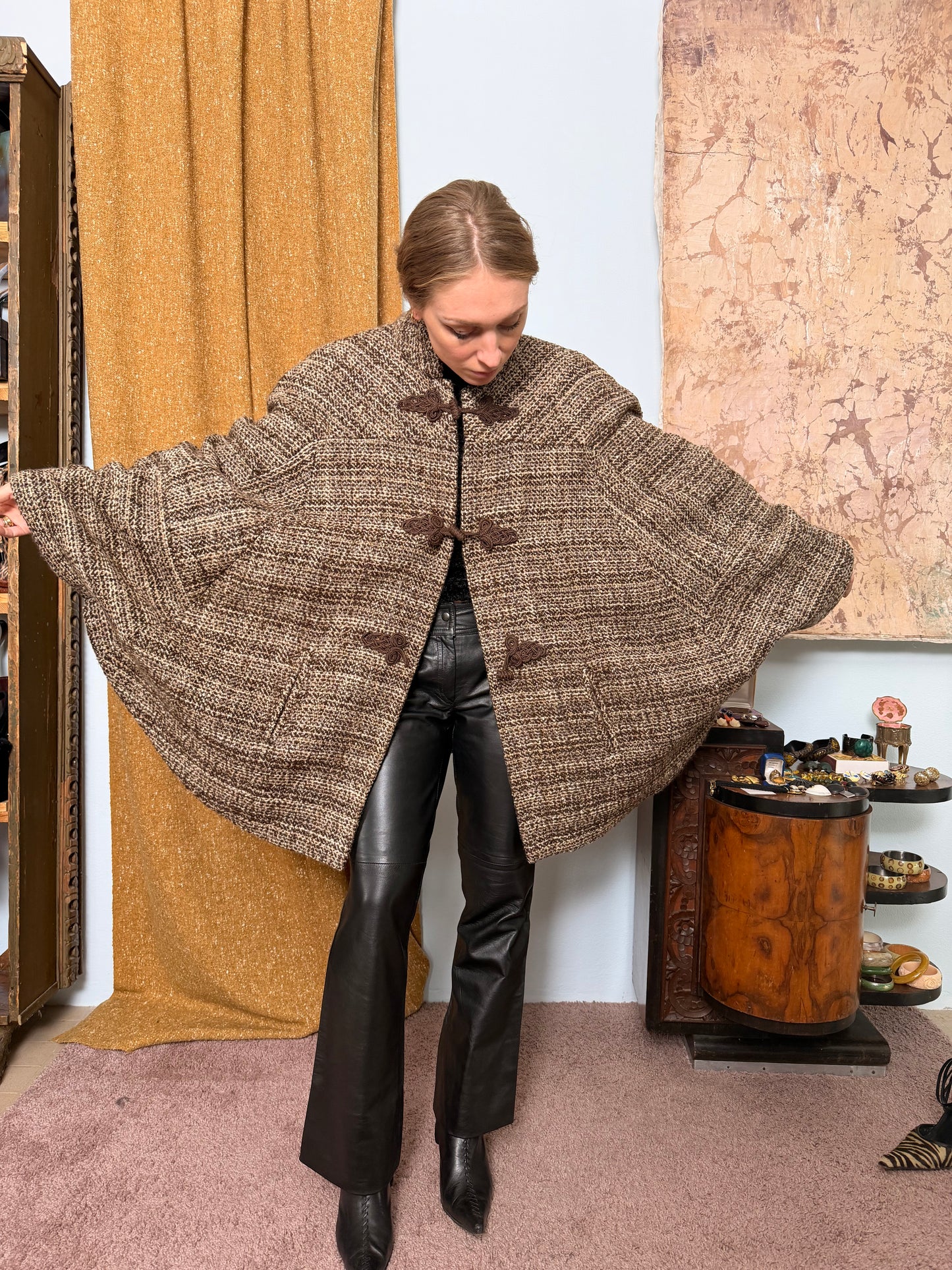 Mantella anni 60 in lana con alamari