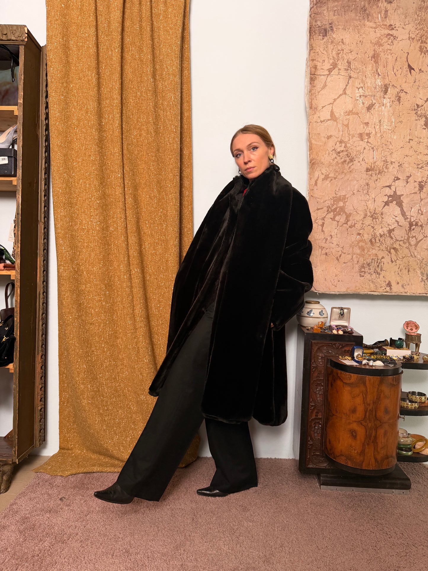 Pelliccia ecologica nera con sciarpa