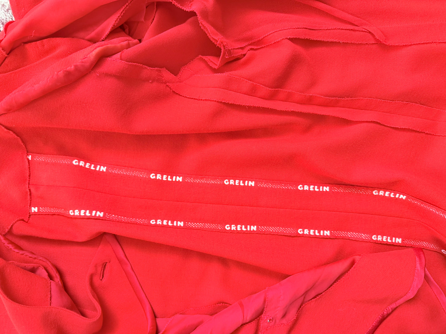 Giacca sartoriale anni 80 rossa con profili in seta e motivo ondulato davanti