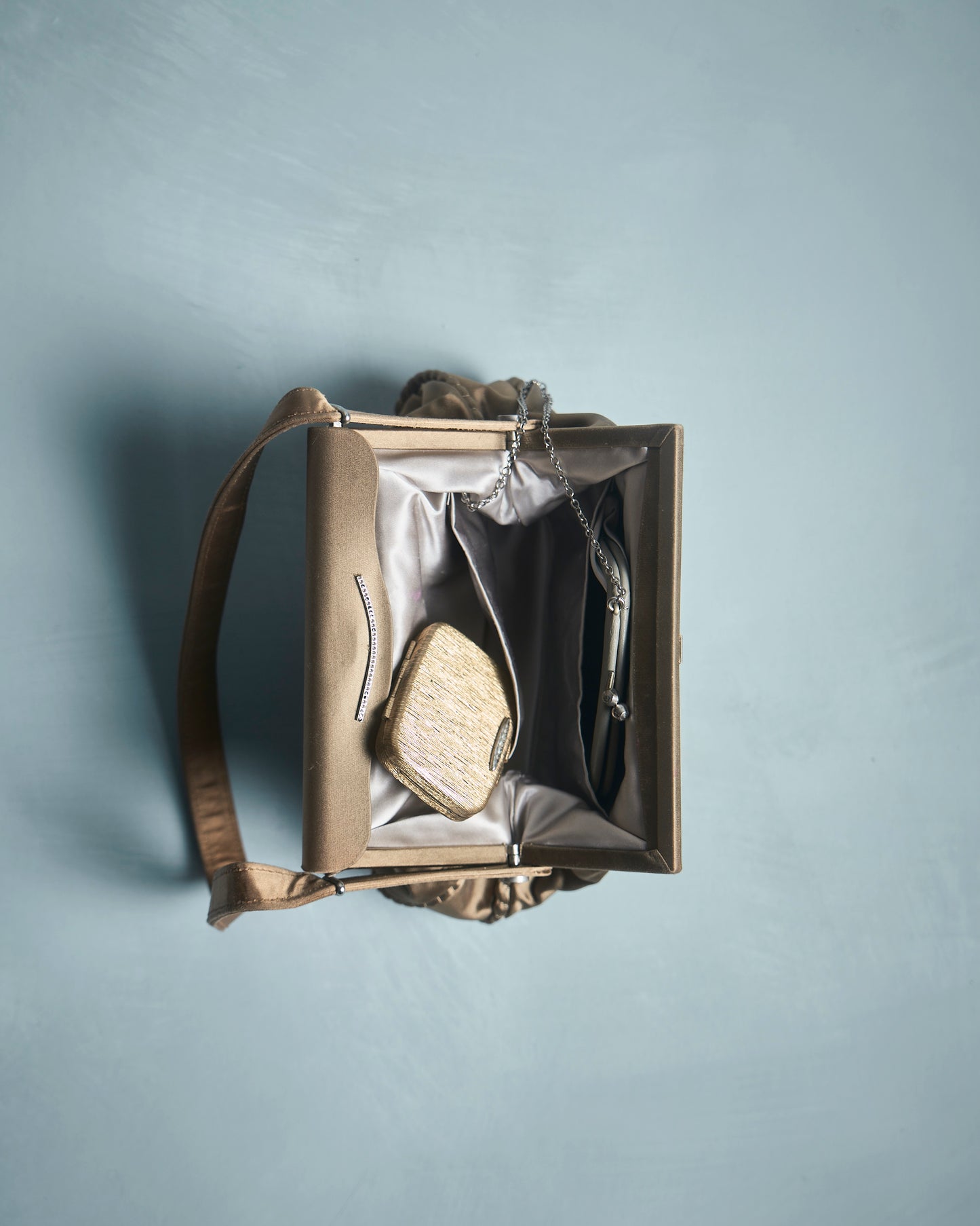 Borsa anni 40 in raso di seta oro con pochette e porta cipria con cipria