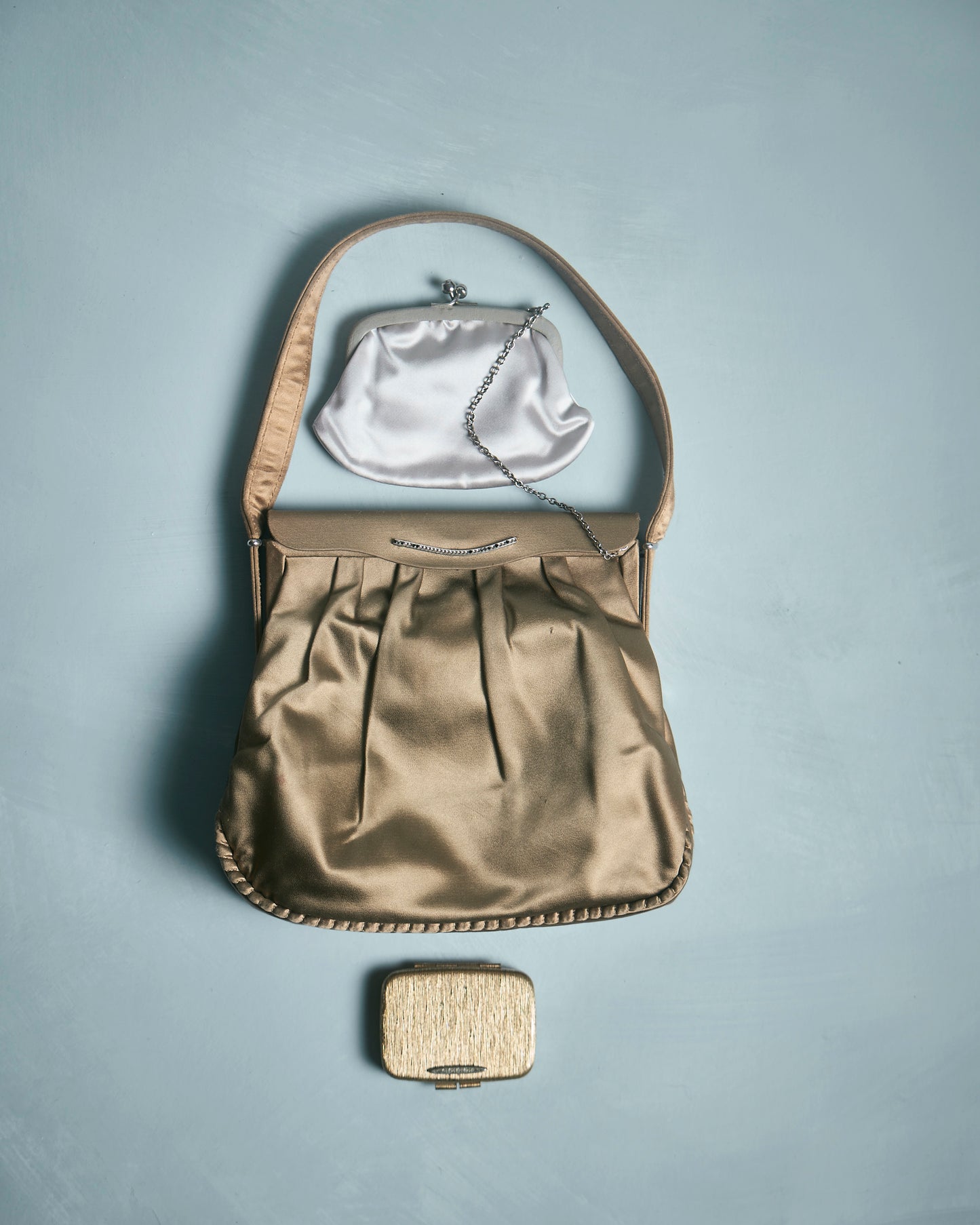 Borsa anni 40 in raso di seta oro con pochette e porta cipria con cipria