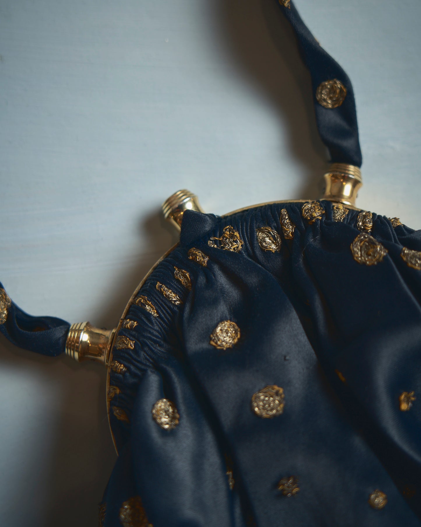 Borsa Anni 50 in raso con inserti oro