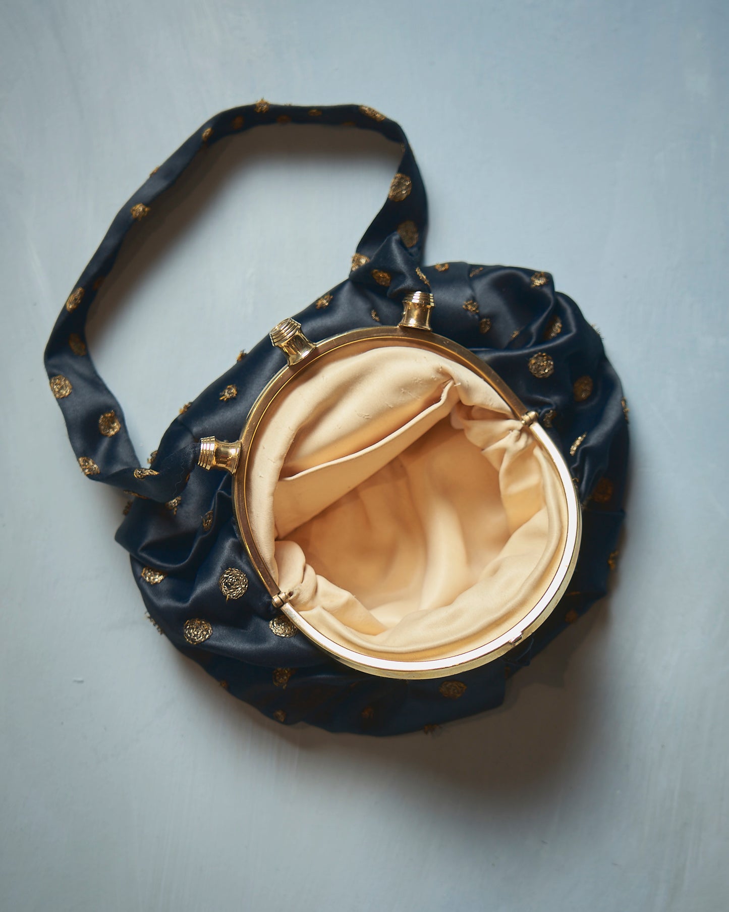 Borsa Anni 50 in raso con inserti oro