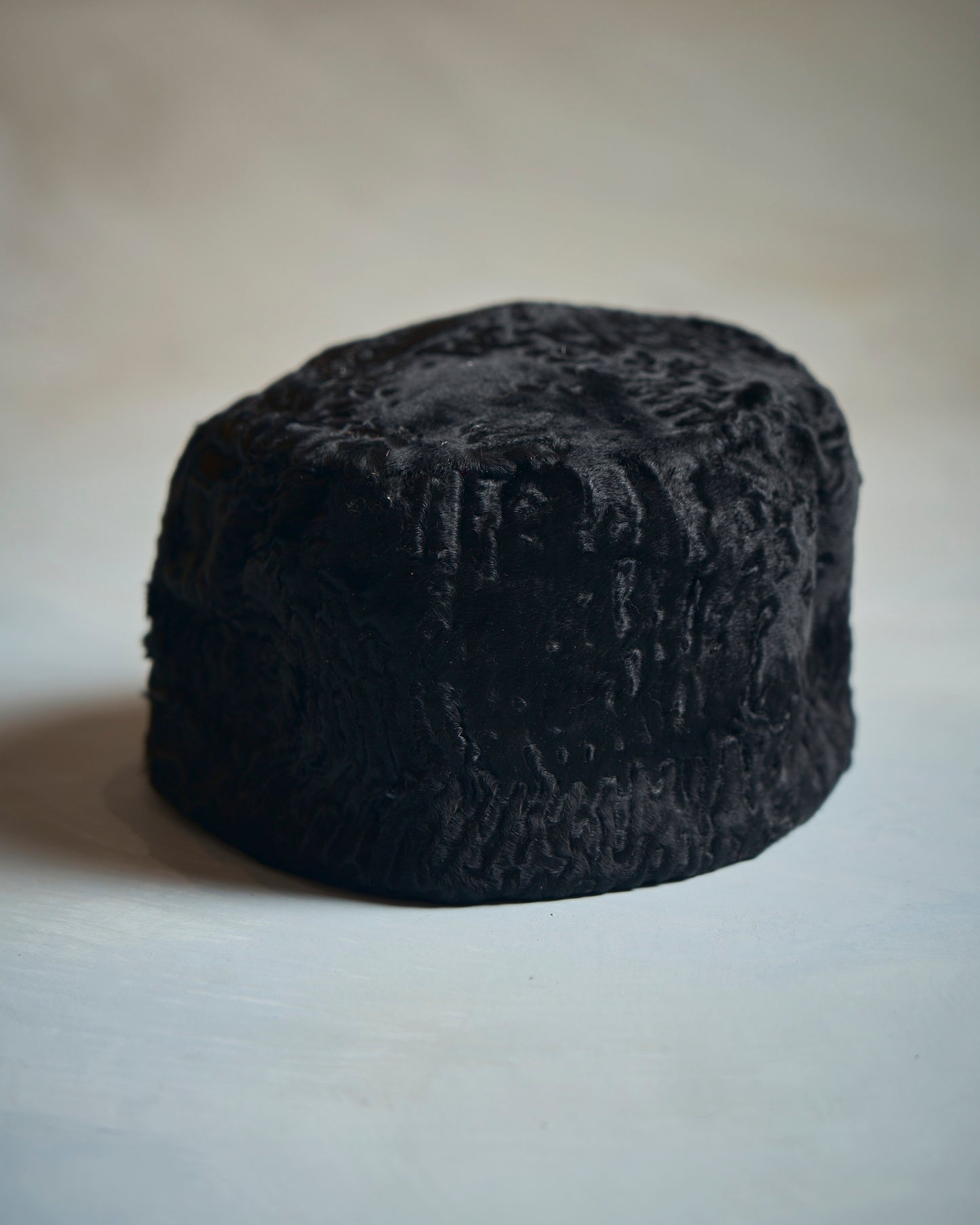 Pillbox anni 60 in pelliccia imbottita