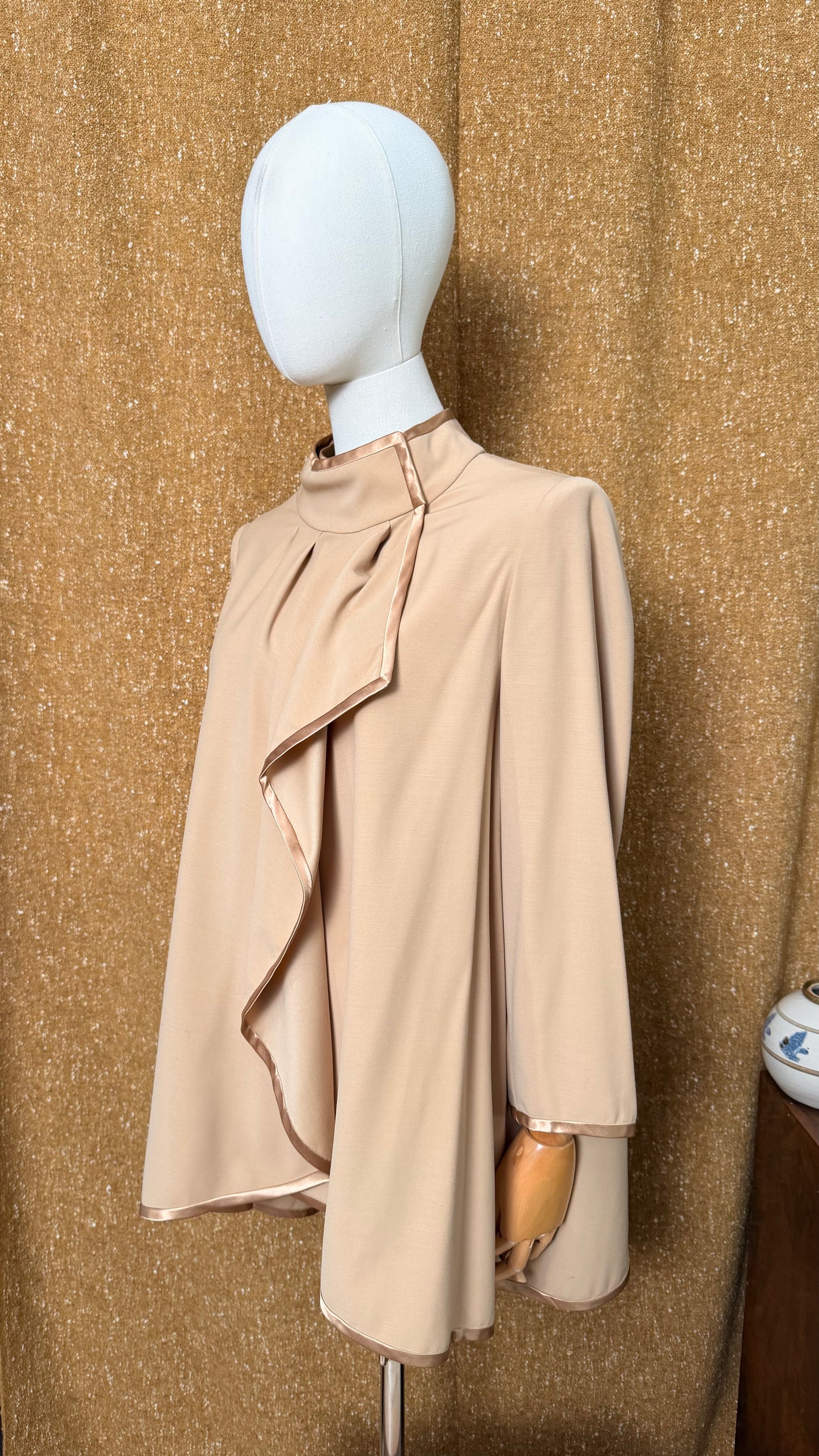 Blusa in lana con profili in seta