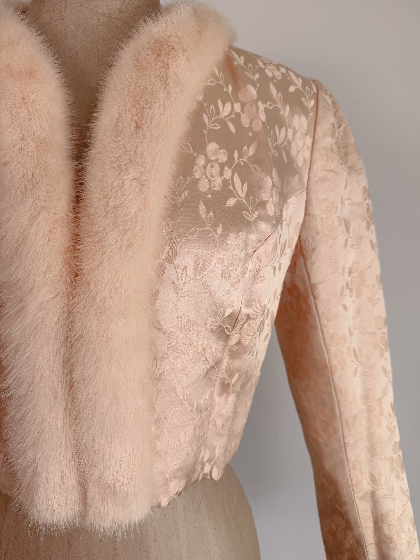 Giacca anni 50 americana in seta jacquard e pelliccia
