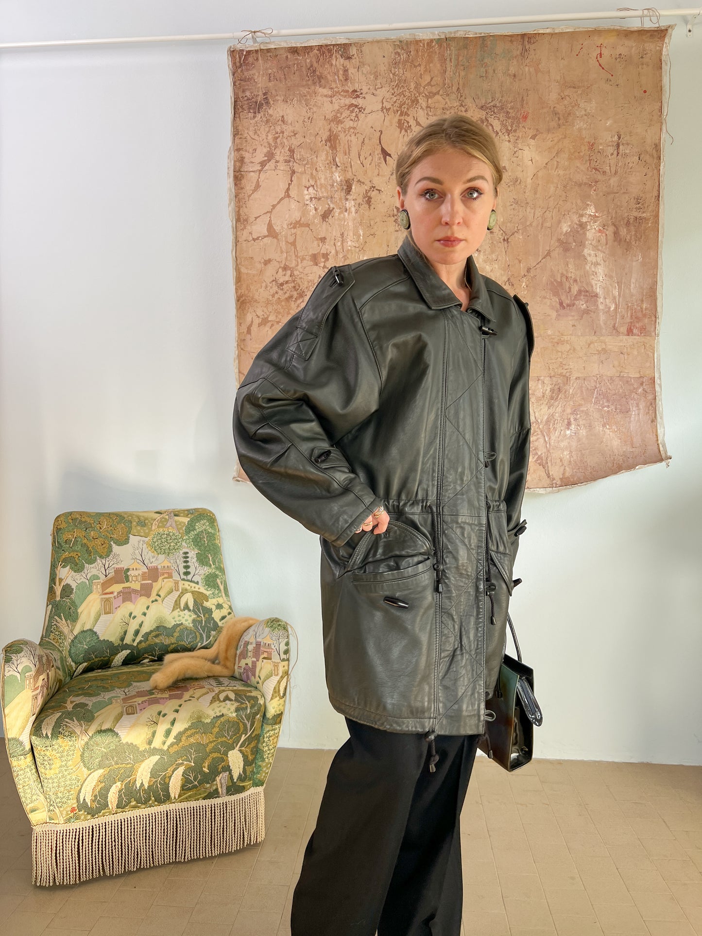 Giubbotto anni 80 in pelle con coulisse e alamari da donna