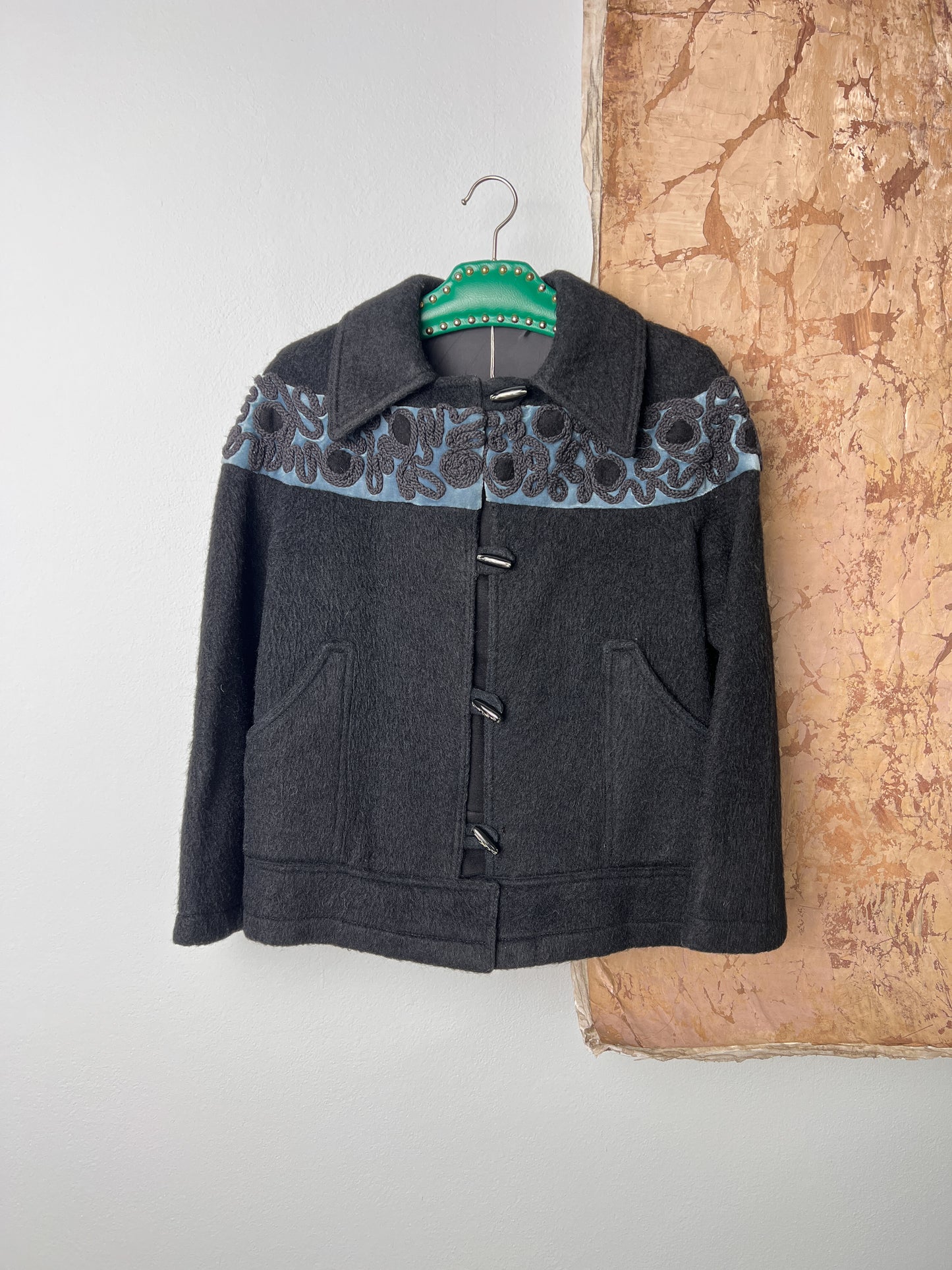 Giubbotto sartoriale ricamato a mano in lana d'alpaca