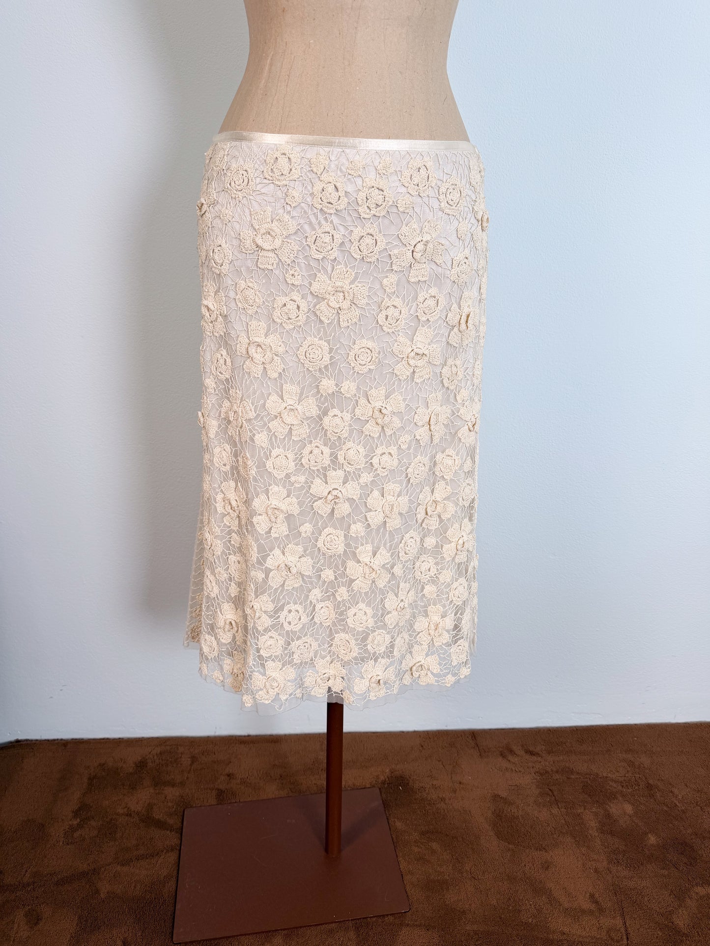 Gonna ricamata in tulle e pizzo taglio midi