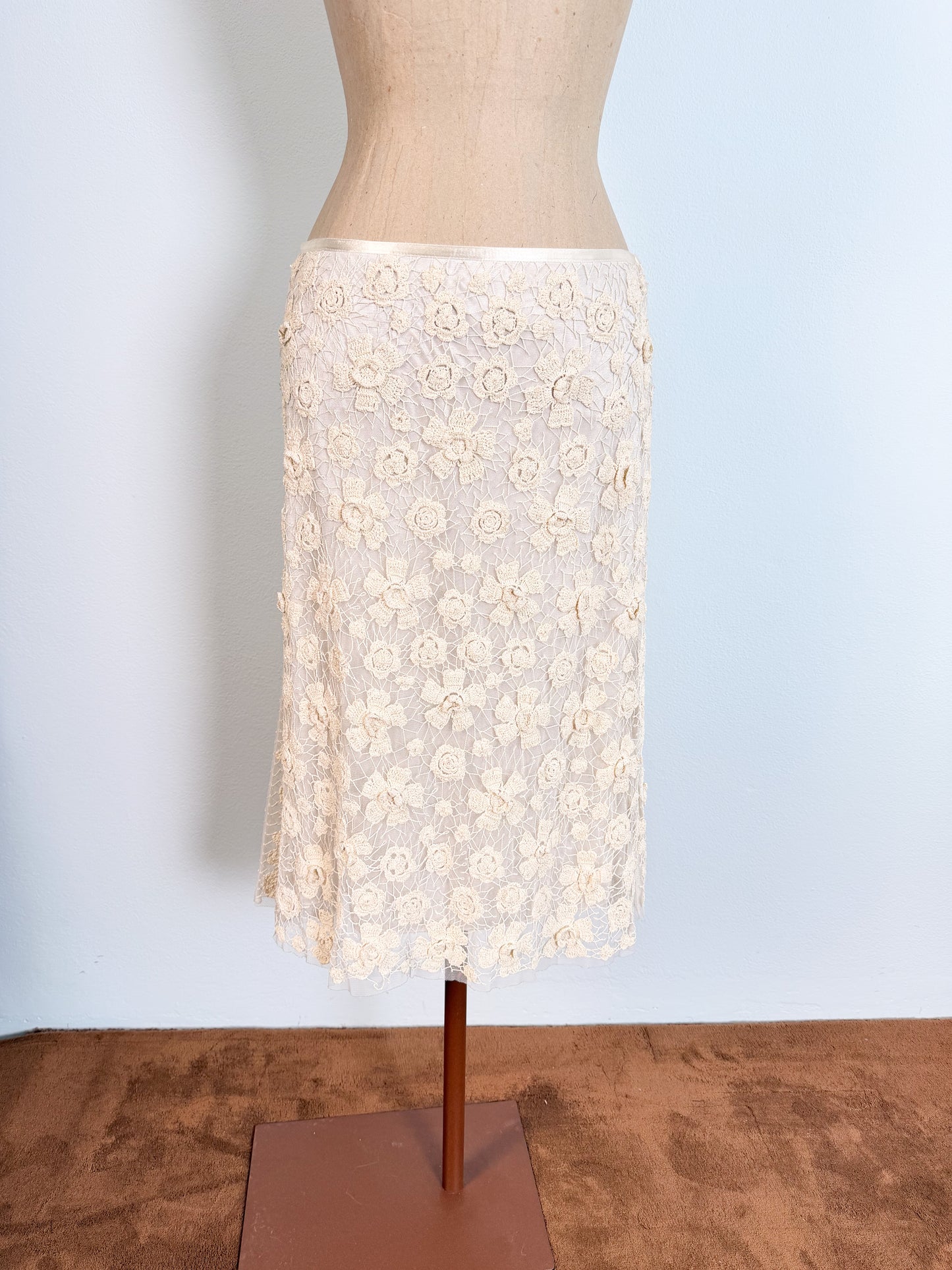 Gonna ricamata in tulle e pizzo taglio midi