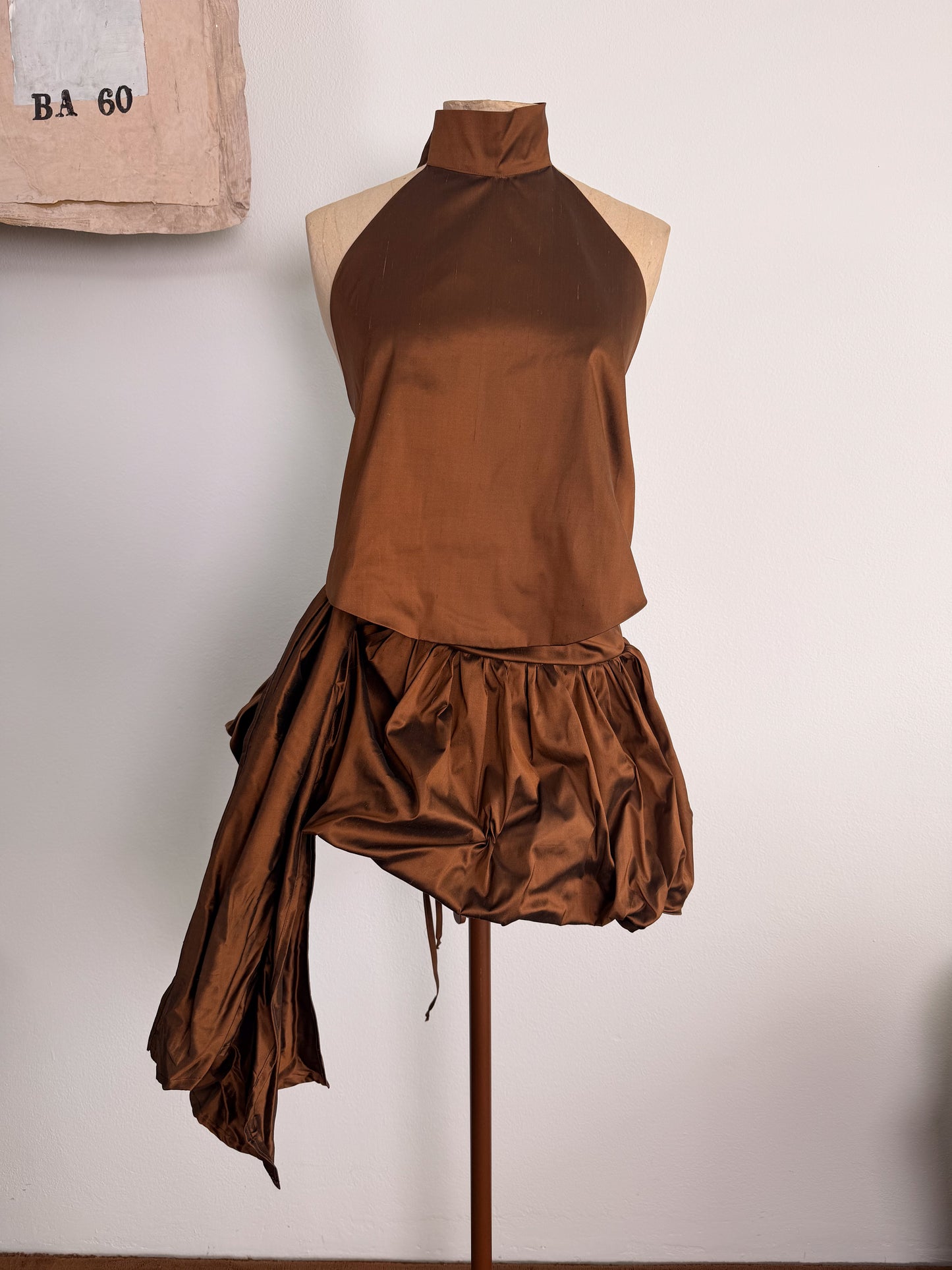 Set sartoriale in seta con gonna a palloncino e top americano