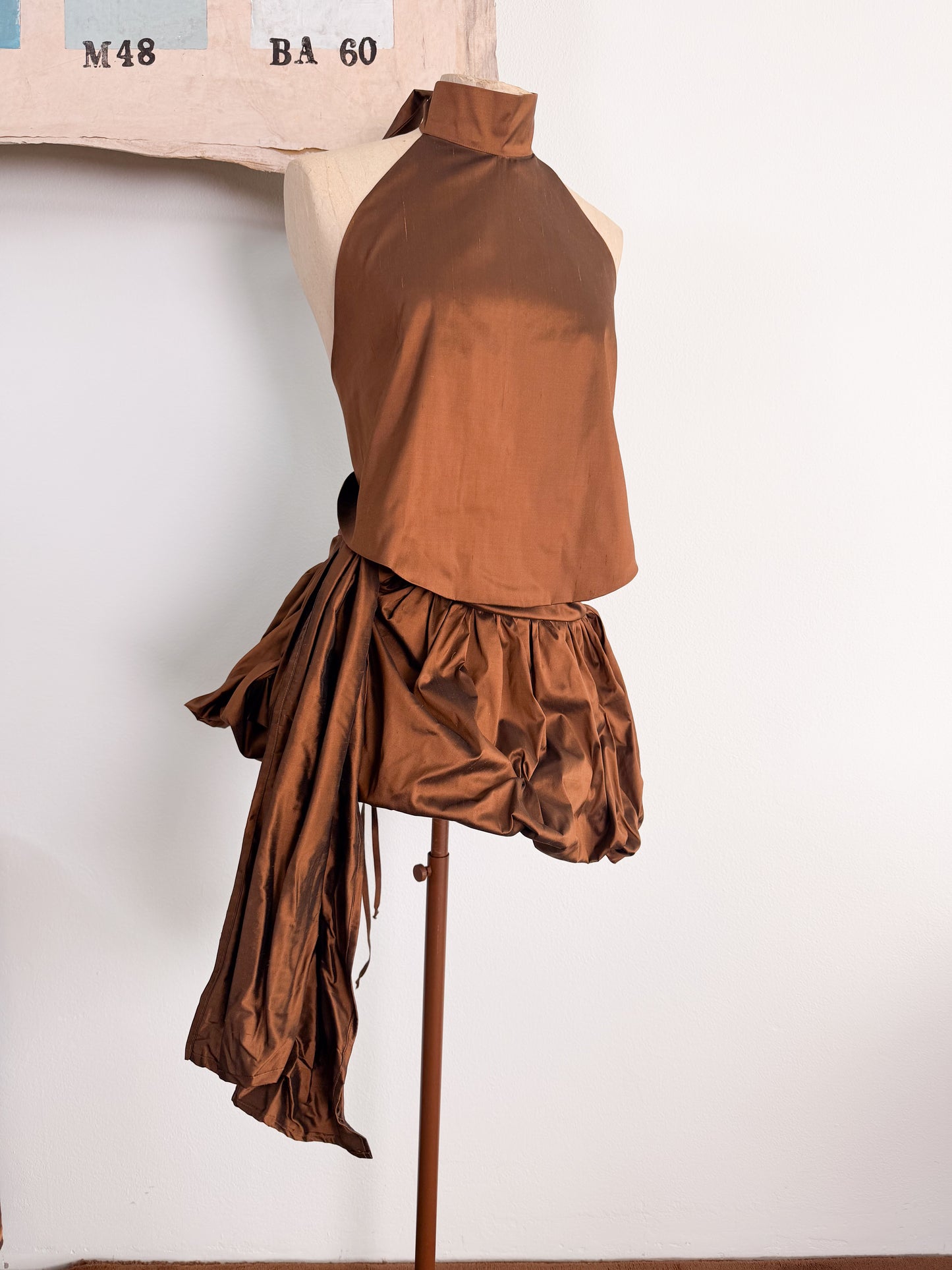 Set sartoriale in seta con gonna a palloncino e top americano