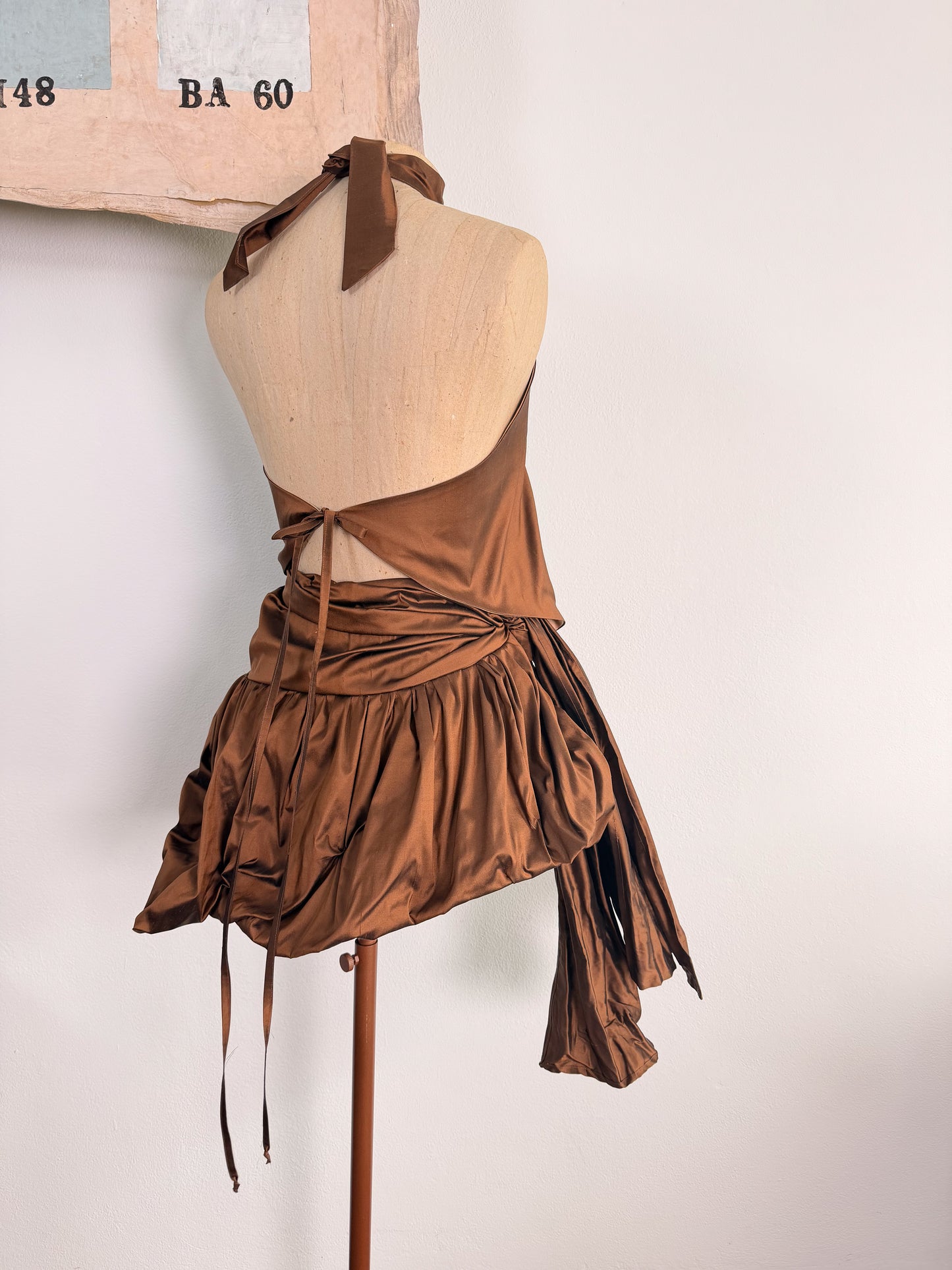Set sartoriale in seta con gonna a palloncino e top americano