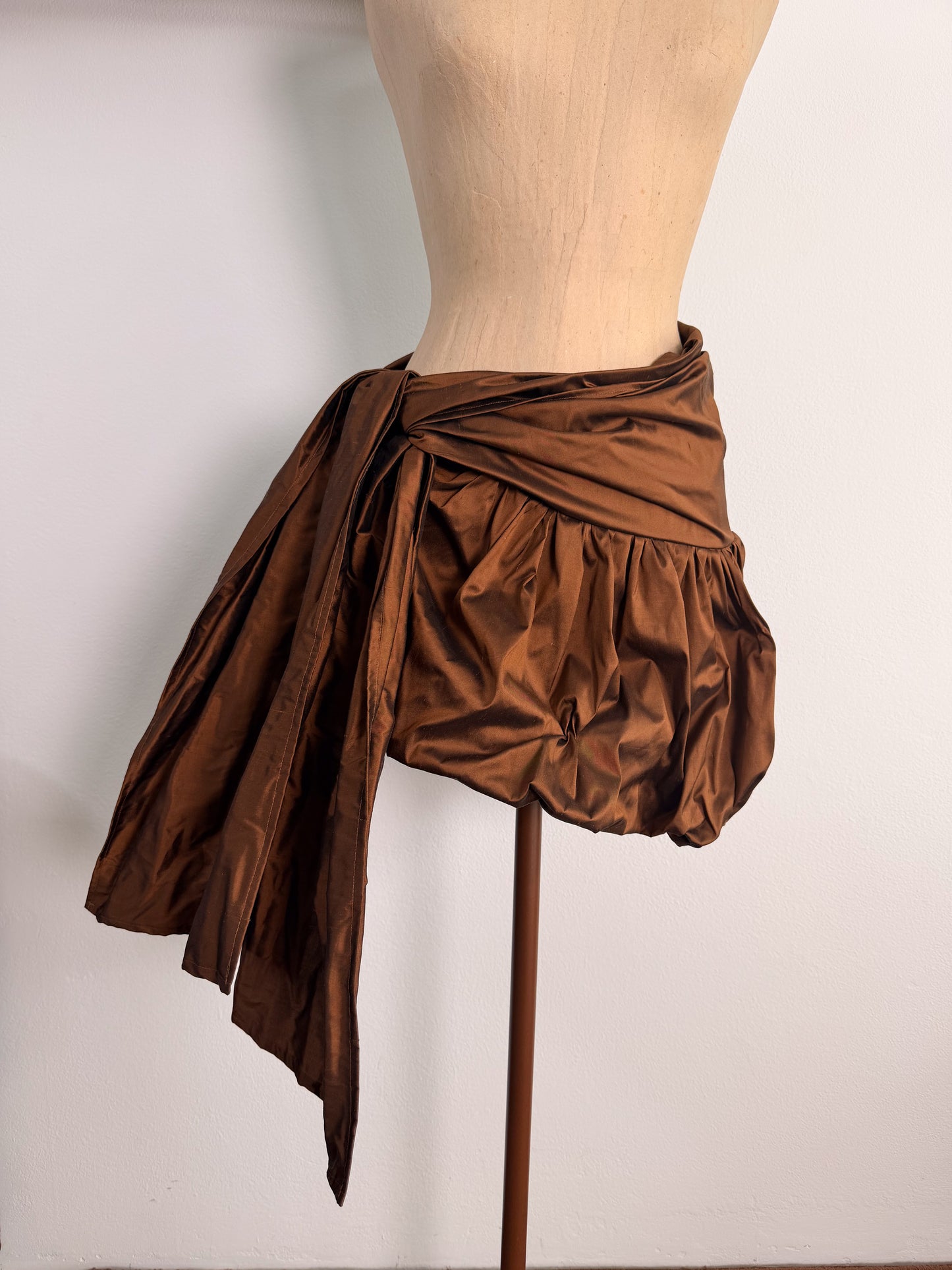 Set sartoriale in seta con gonna a palloncino e top americano