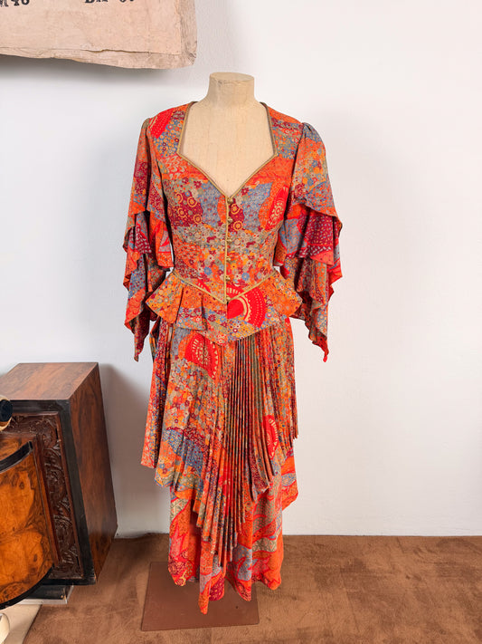 Completo in seta anni 70 boho chic con giacca a bustino e gonna con pannelli plissettati