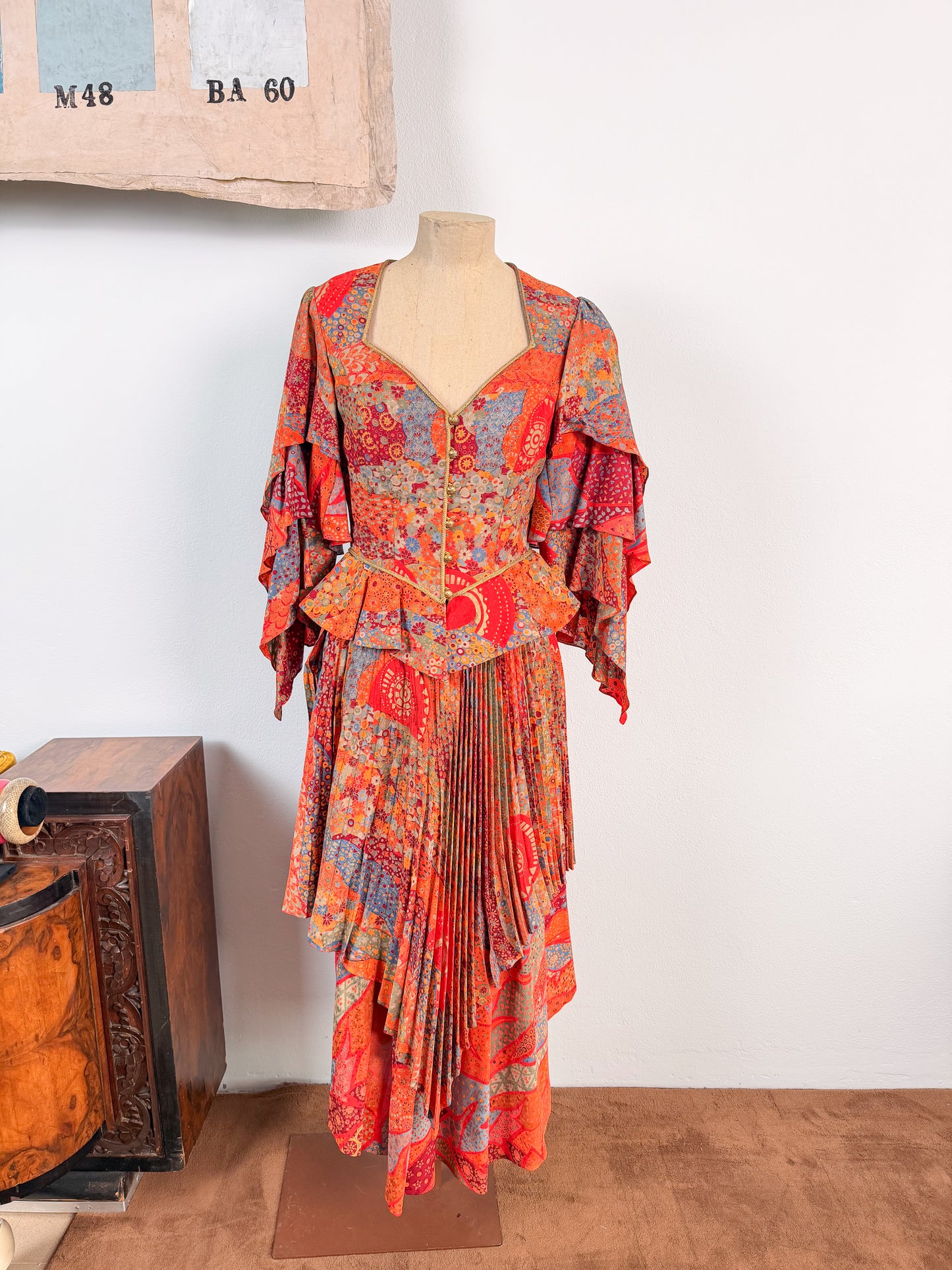 Completo in seta anni 70 boho chic con giacca a bustino e gonna con pannelli plissettati