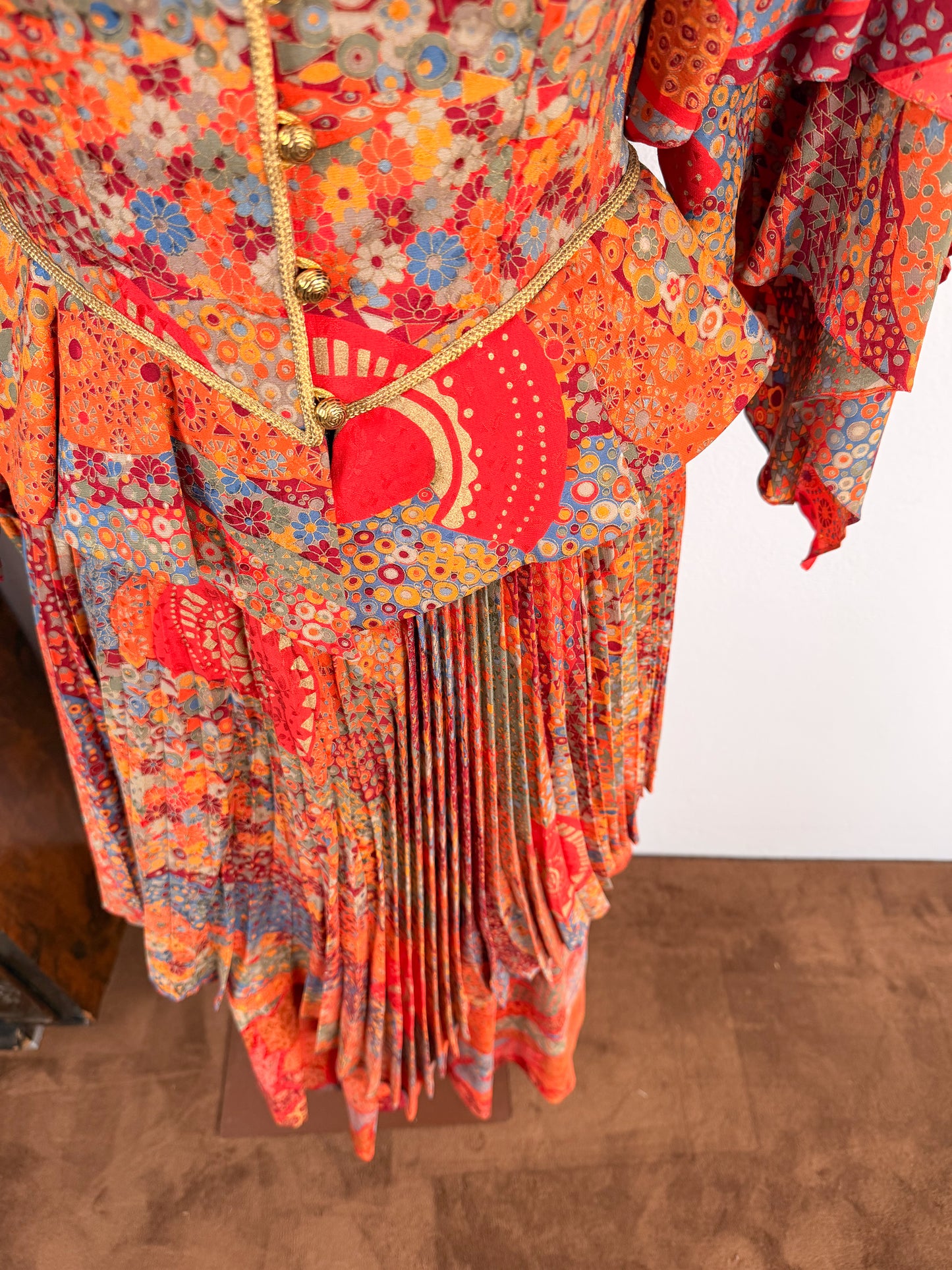 Completo in seta anni 70 boho chic con giacca a bustino e gonna con pannelli plissettati