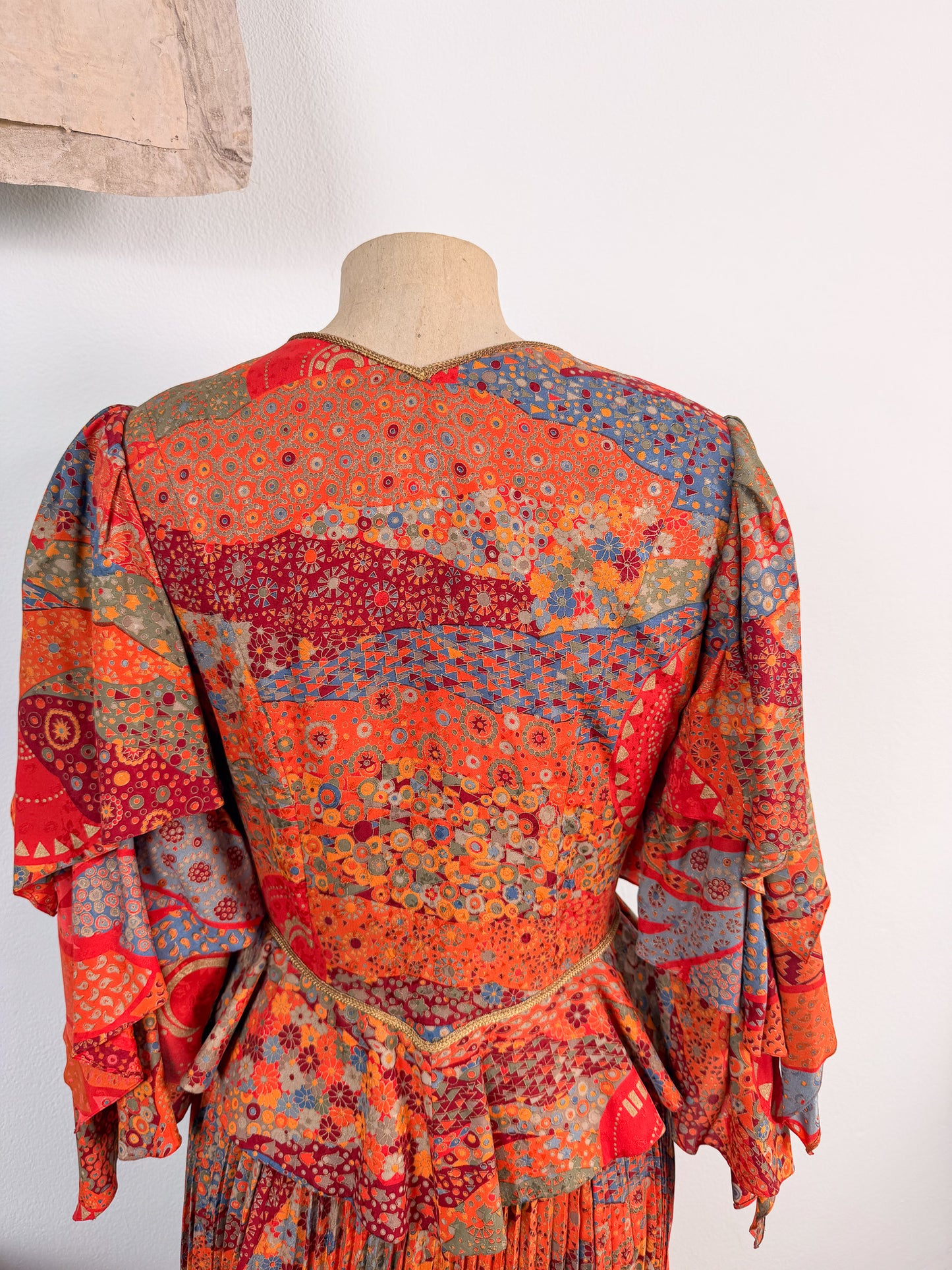 Completo in seta anni 70 boho chic con giacca a bustino e gonna con pannelli plissettati