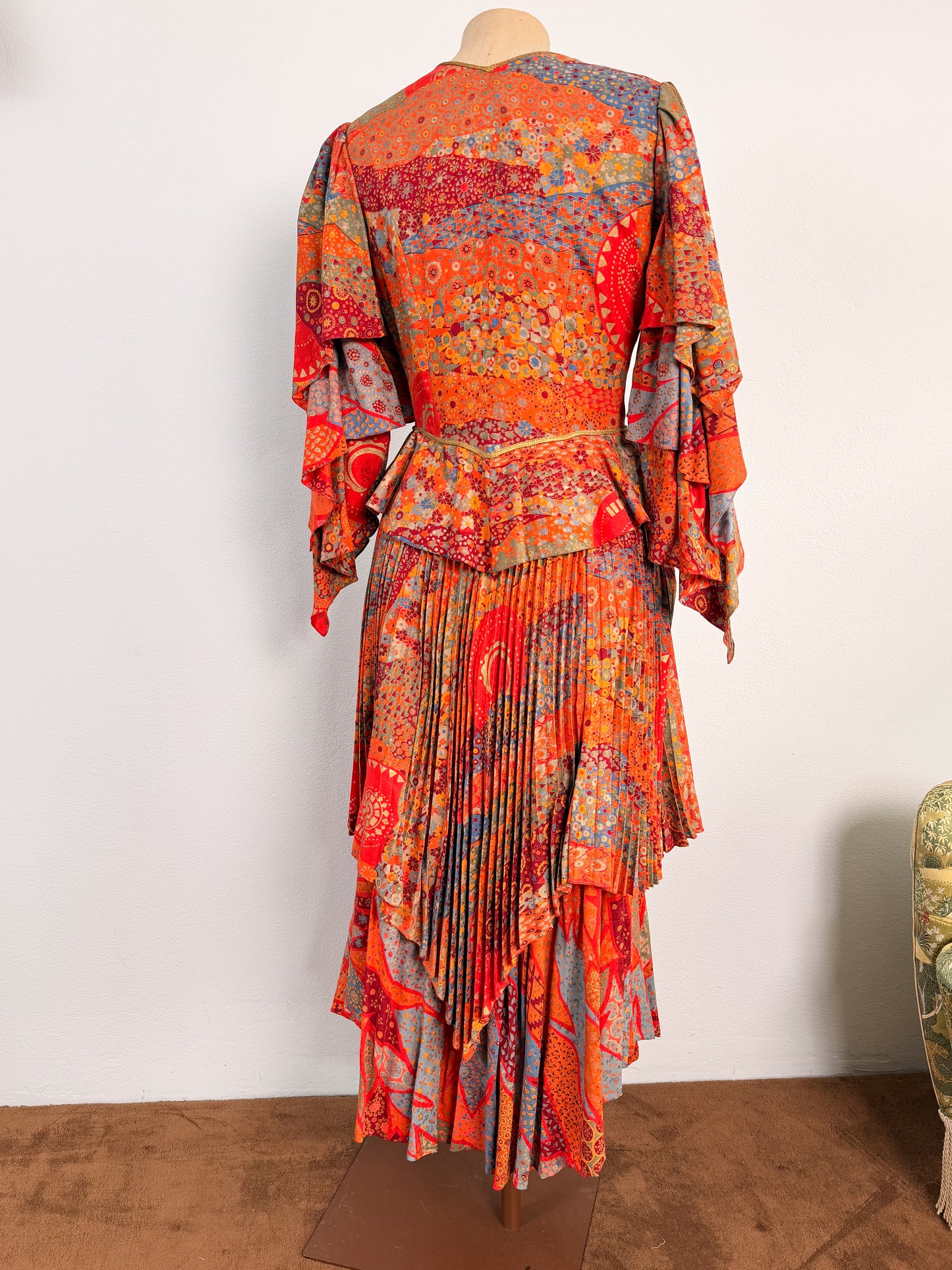 Completo in seta anni 70 boho chic con giacca a bustino e gonna con pannelli plissettati