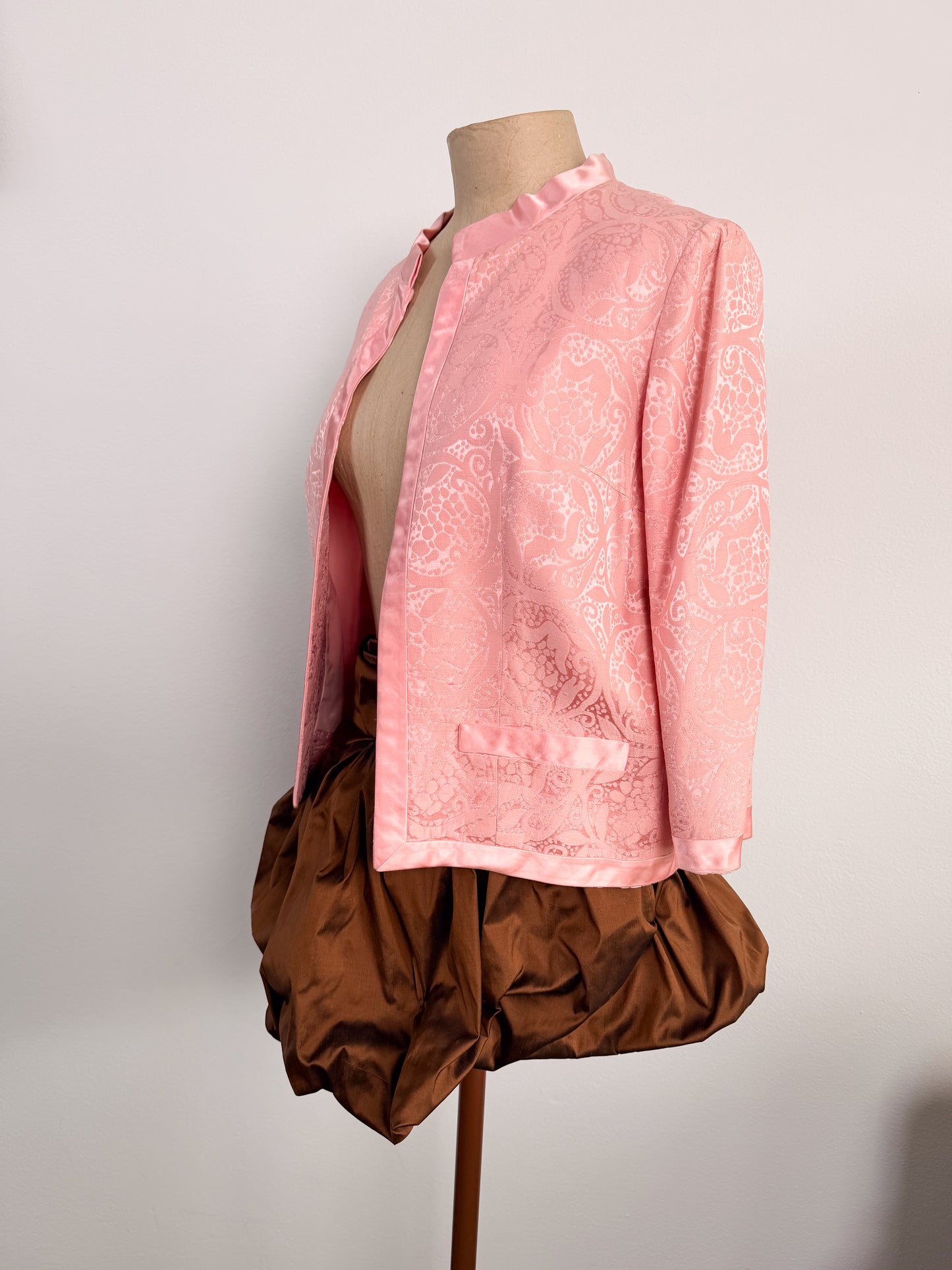 Giacca vintage in seta jacquard con profili in raso aperta davanti