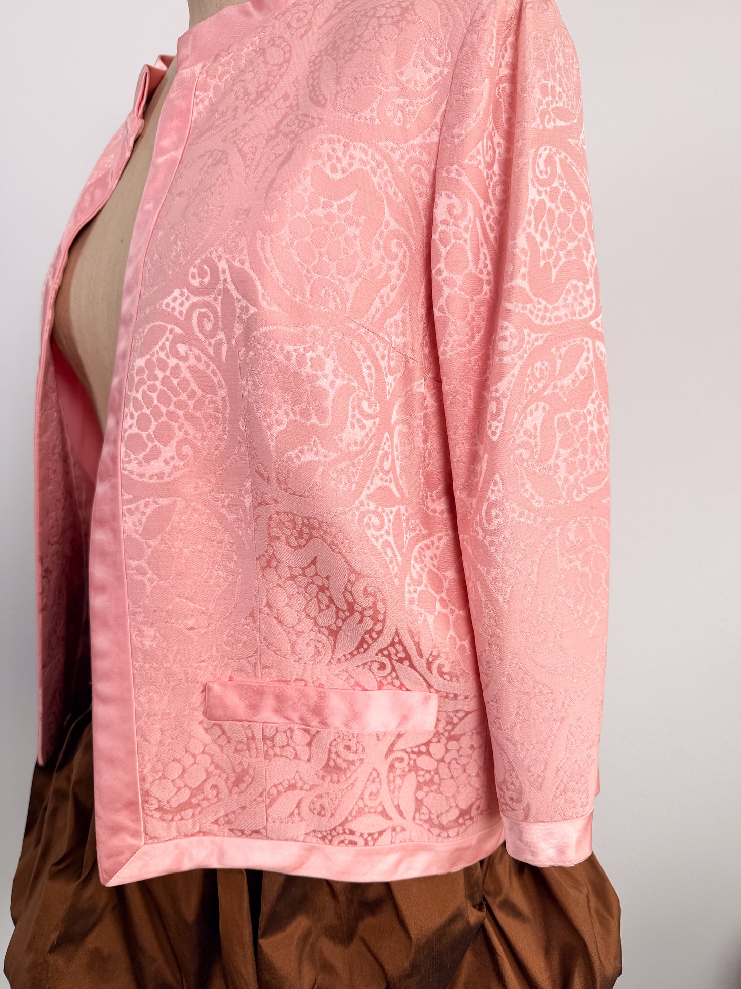 Giacca vintage in seta jacquard con profili in raso aperta davanti